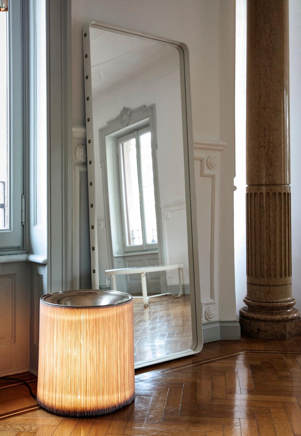Grand miroir rectangulaire de Jacques Adnet en cuir crème pour Gubi.

Conçu à l'origine par Jacques/One dans les années 1950, ce miroir incroyablement raffiné est réalisé en cuir aniline noir de haute qualité et orné de rivets en laiton bruni sur