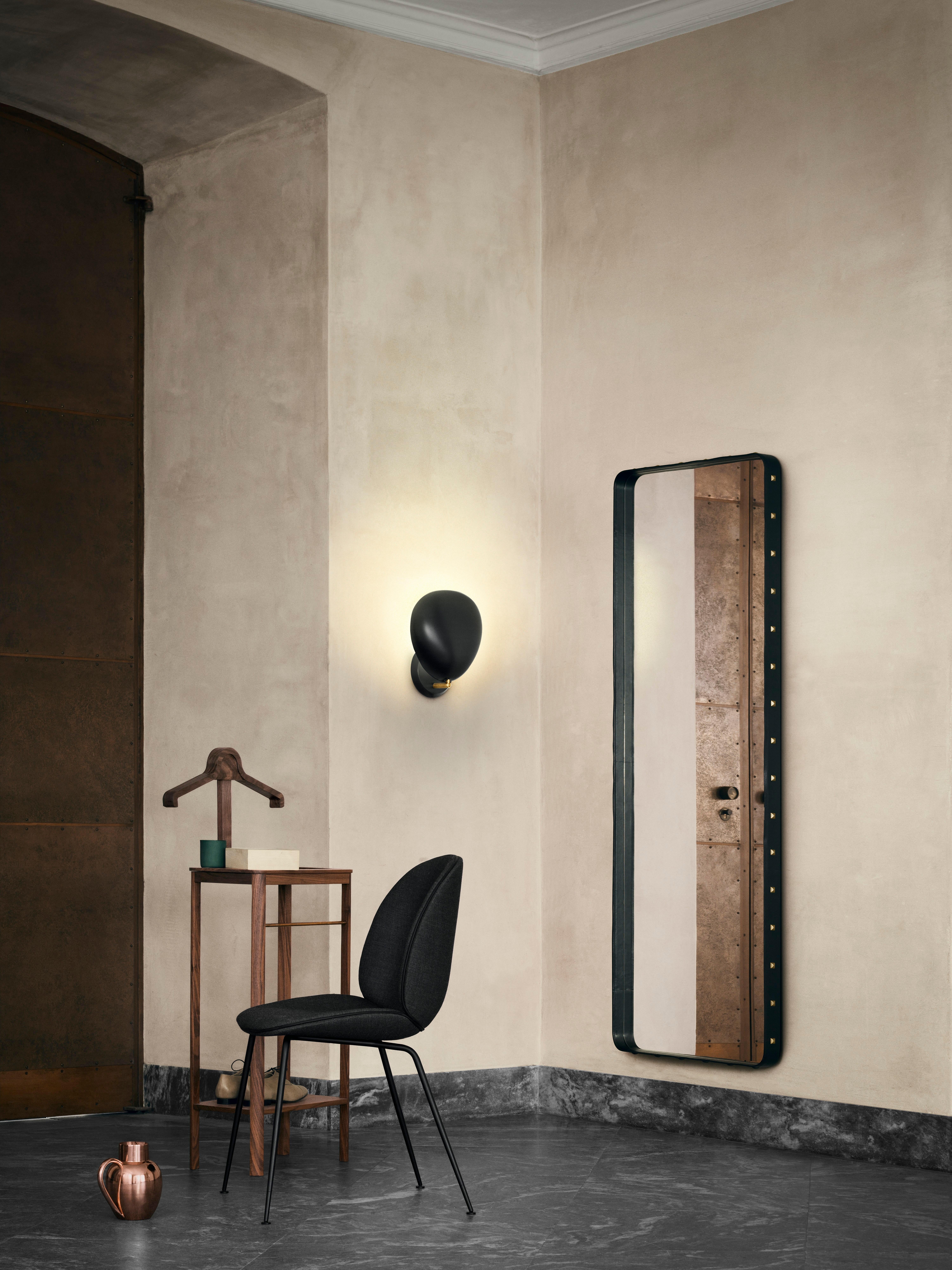 Großer großer Jacques Adnet 'Rectangulaire-Spiegel' Wandspiegel aus braunem Leder für GUBI (Dänisch) im Angebot