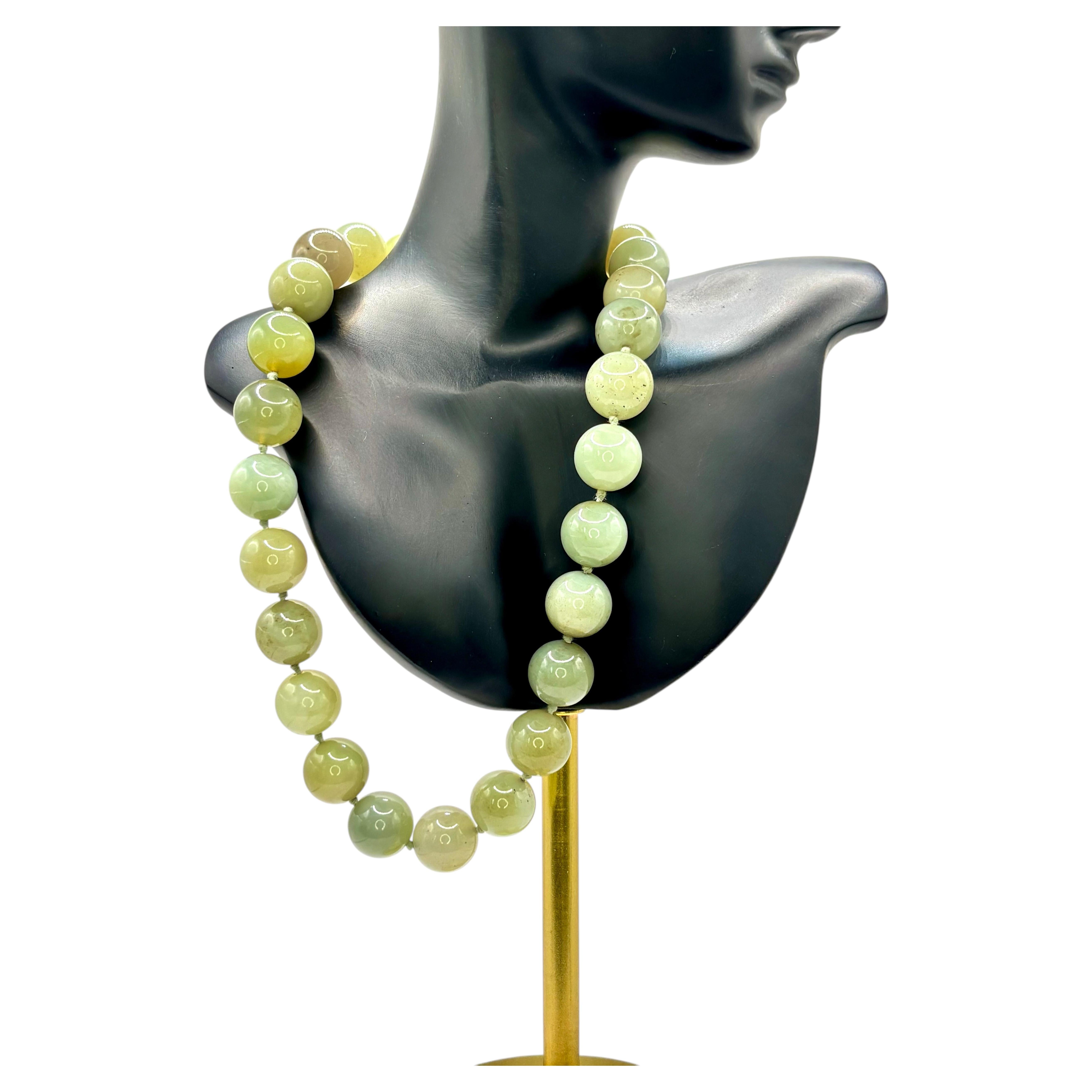 Grande collana di perle di Bowenite d'epoca, certificata, Collection'S di Shirley Conran