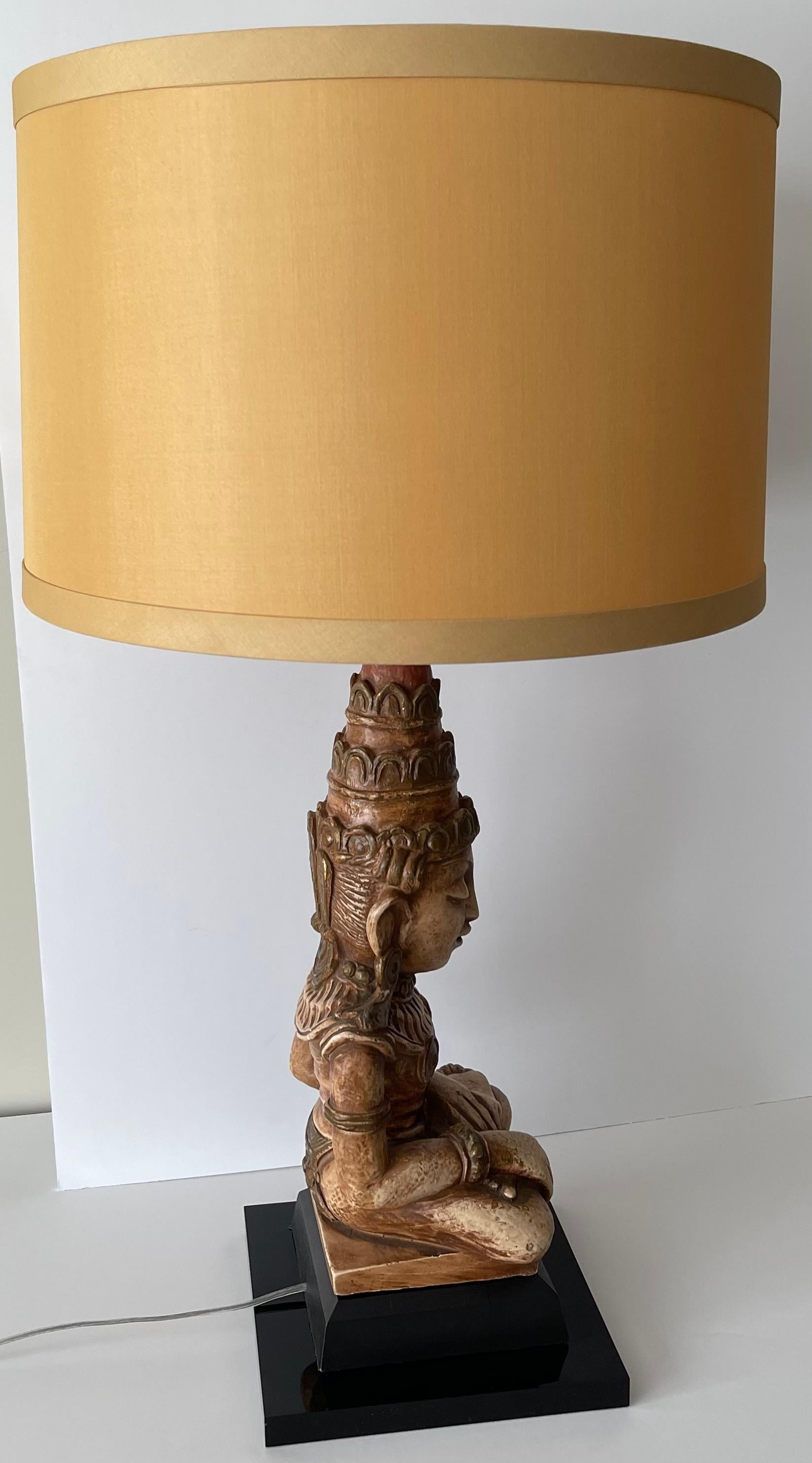 Bois Grande lampe Bouddha de style James Mont en vente
