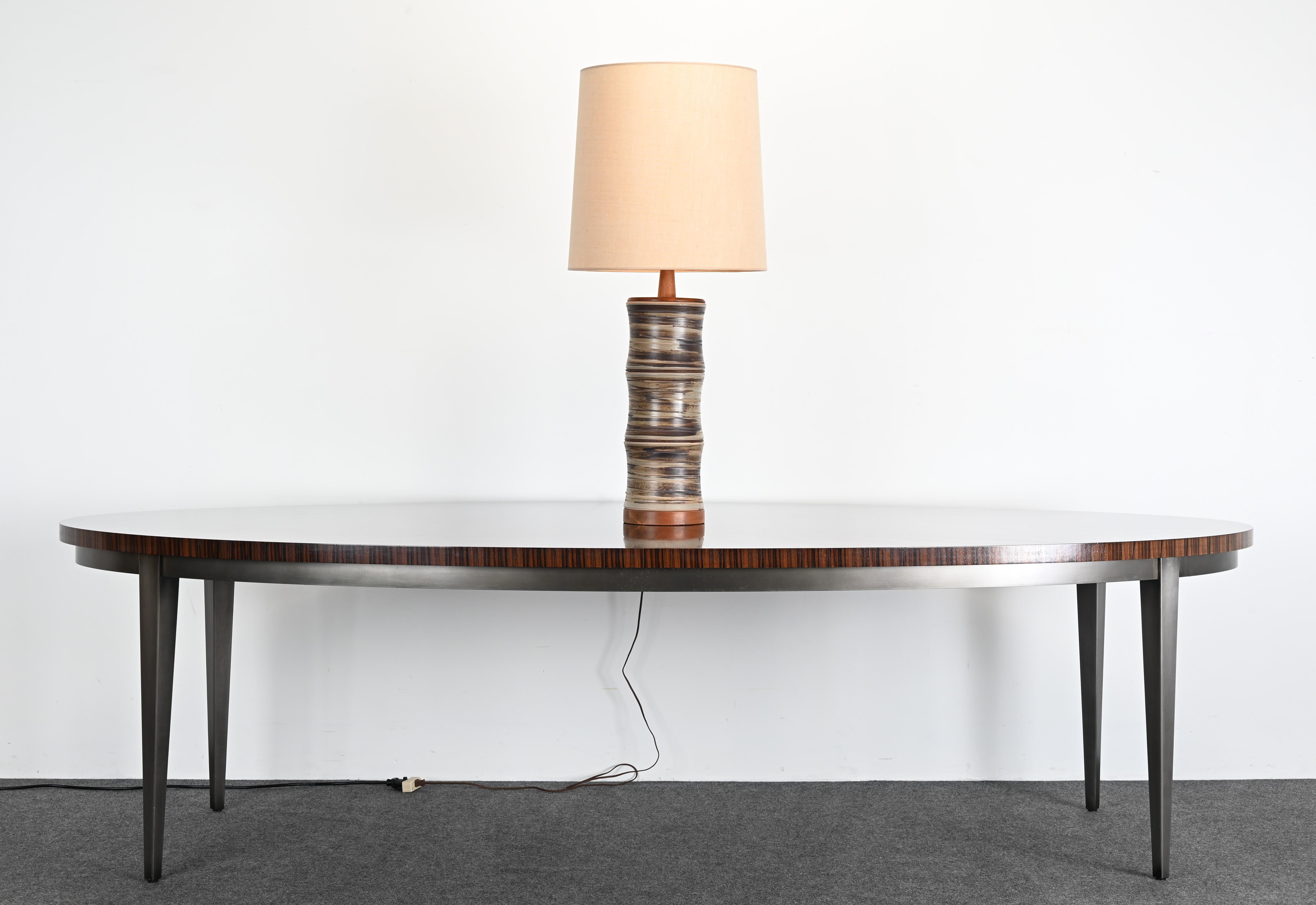 Eine massive Tischleuchte von Jane und Gordon Martz aus den 1960er Jahren, hergestellt von Marshall Studios. Diese Lampe ist ein sehr begehrtes Sammlerstück aus der Mitte des Jahrhunderts. Die Tischlampen von Jane und Gordon Martz sind für ihre