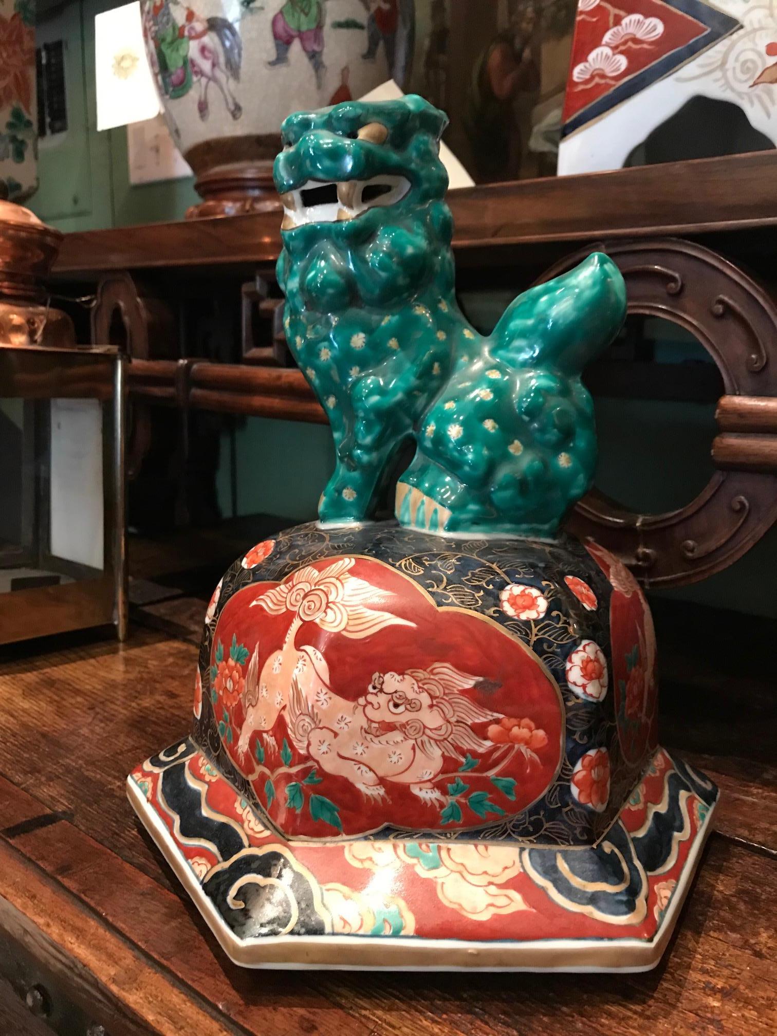 Asiatique Grand vase central en forme de jarre de temple Imari du 19ème siècle avec couvercle sur un support Antiques LA en vente
