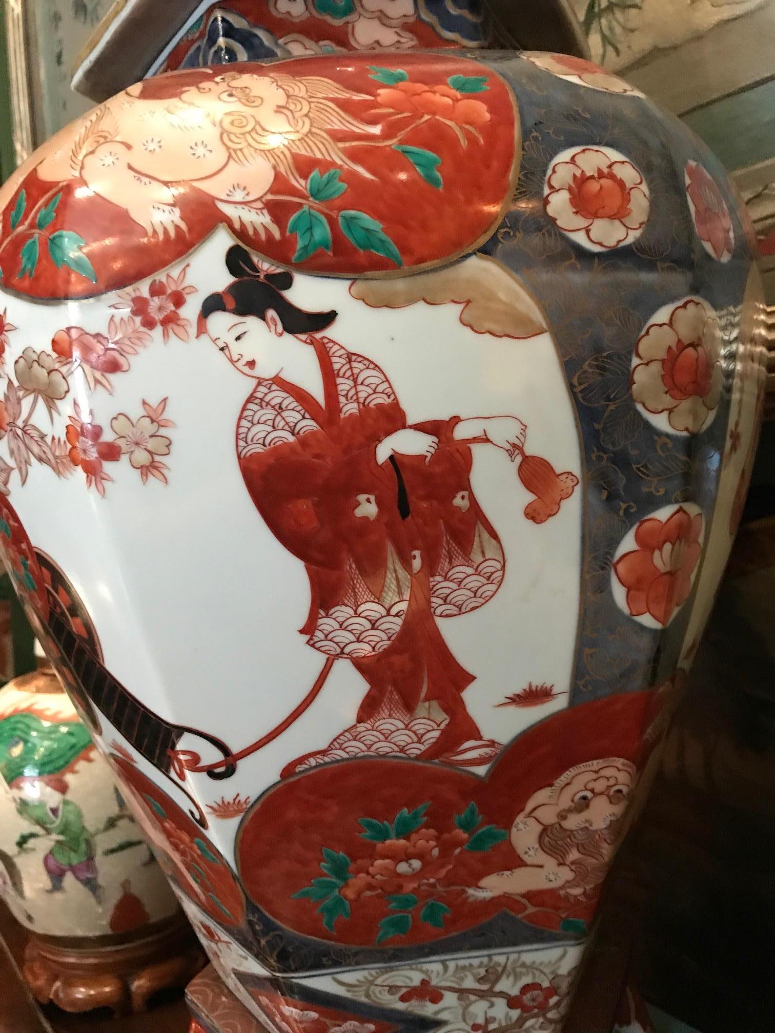 Porcelaine Grand vase central en forme de jarre de temple Imari du 19ème siècle avec couvercle sur un support Antiques LA en vente
