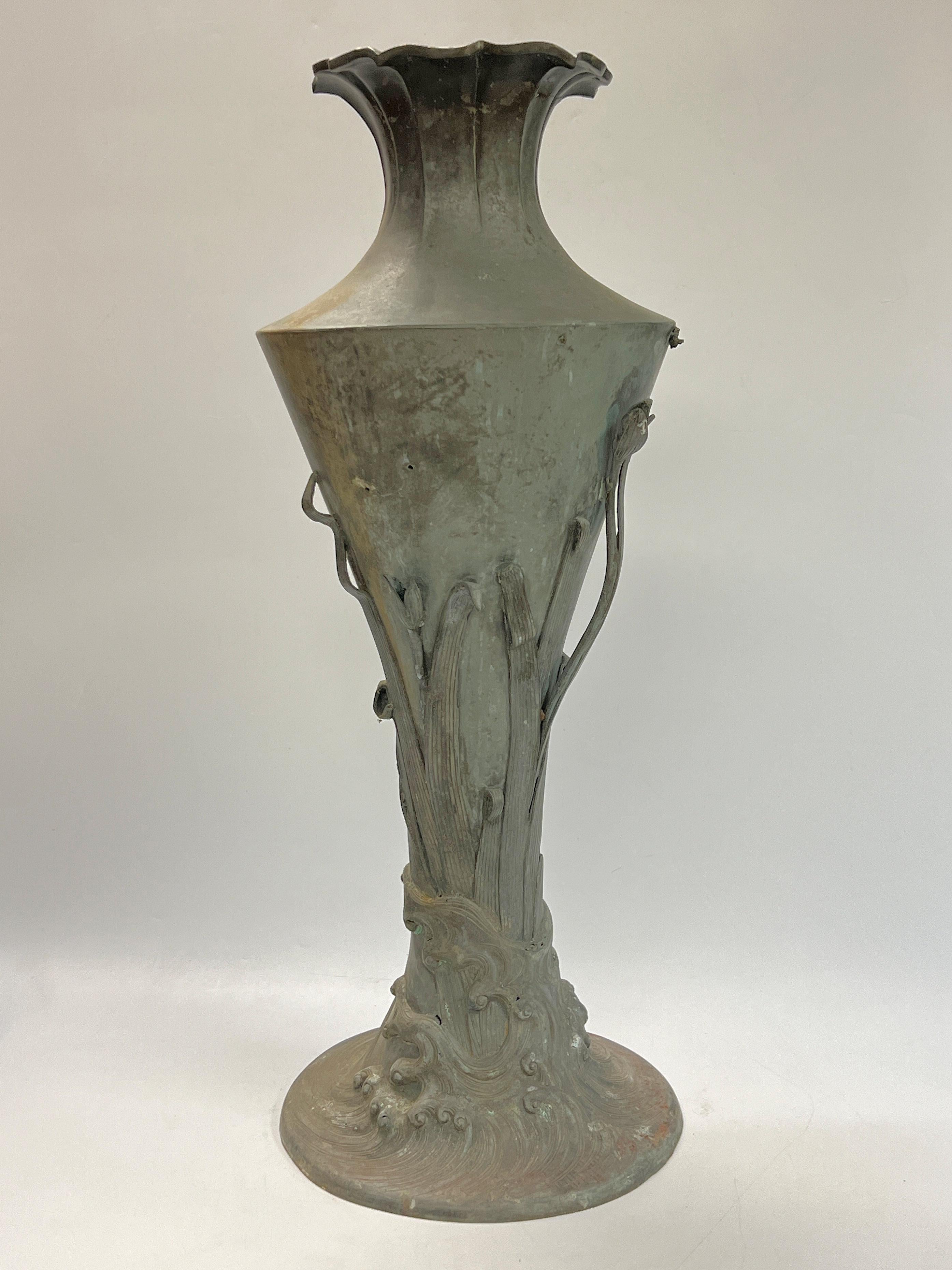 Vaso da giardino antico molto grande (fine XIX secolo) in stile Art Nouveau con canne e fiori che emanano da onde d'acqua che decorano la base, con fiori fusi e applicati separatamente.  Forse di origine giapponese, periodo Meiji.
