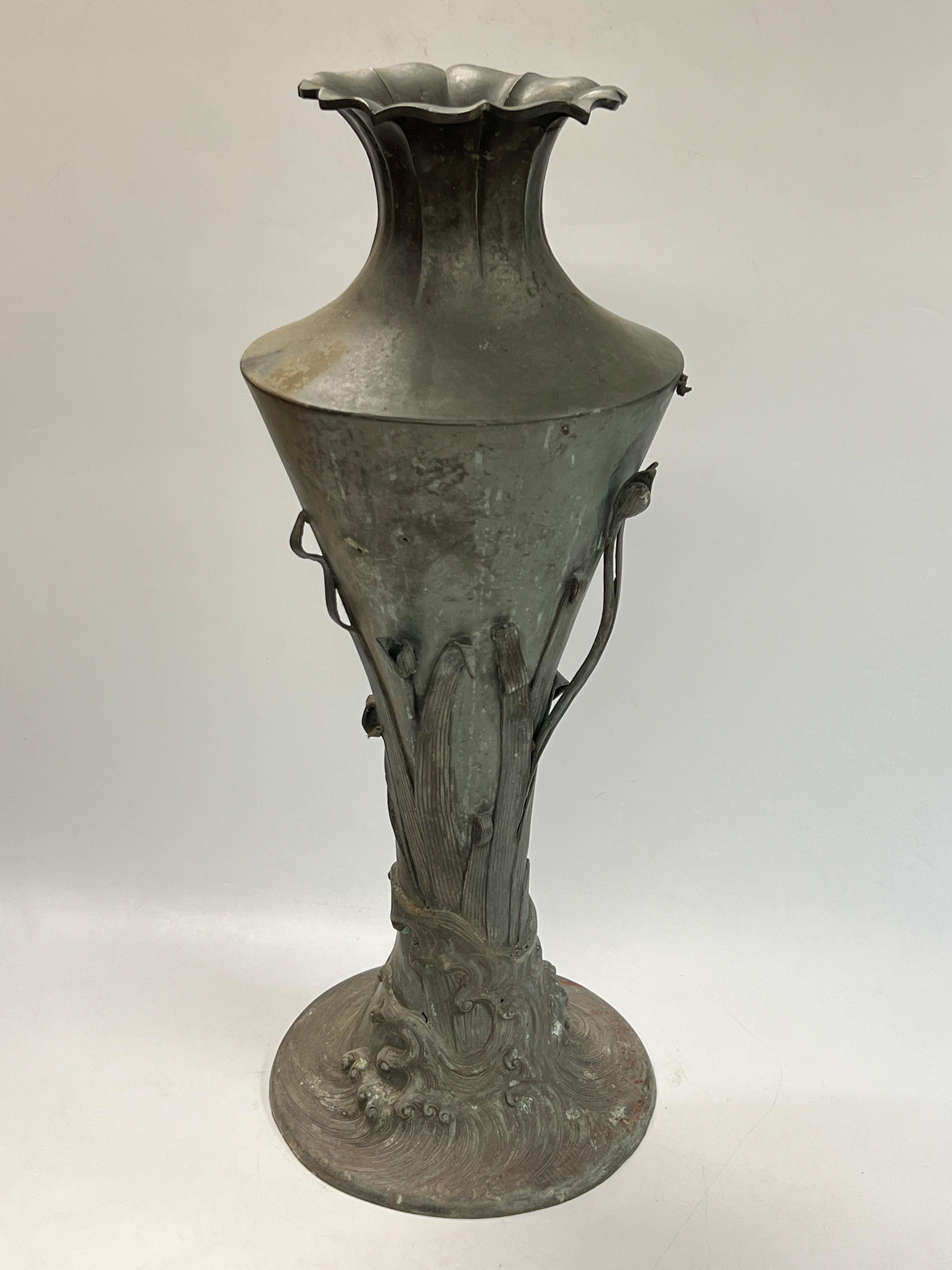 Giapponese grande  Antico vaso da giardino in bronzo del periodo Art Nouveau In condizioni buone in vendita a New York, NY
