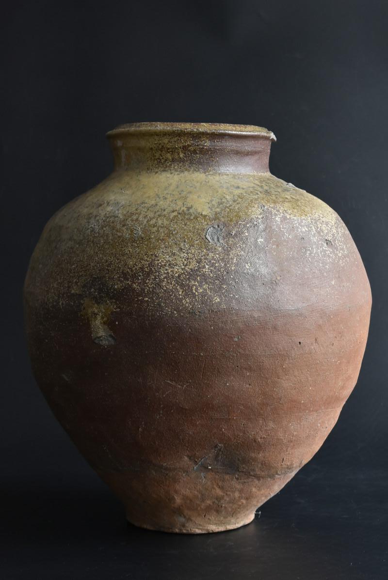We have a unique Japanese aesthetic sense.
And only we can introduce unique items through our purchasing channels in Japan and the experience we have gained so far, in such a way that no one else can imitate.

It is a very old jar in Japan.
This