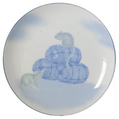 Grande piatto giapponese Arita con insolita decorazione di topi Taisho Showa, XX sec.