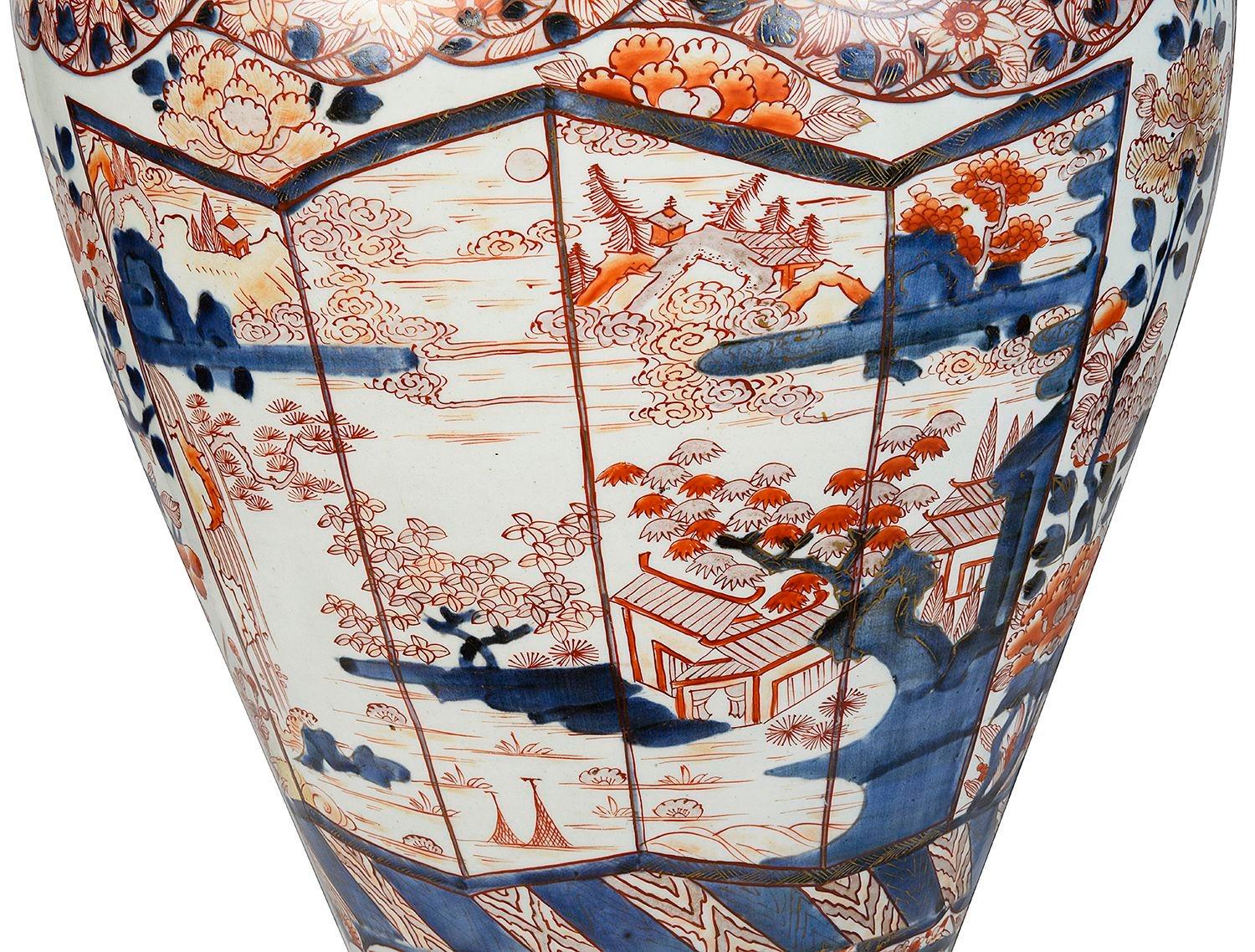Hand-Painted Large Japanese Arita Imari lidded vase, 18th Century. For Sale