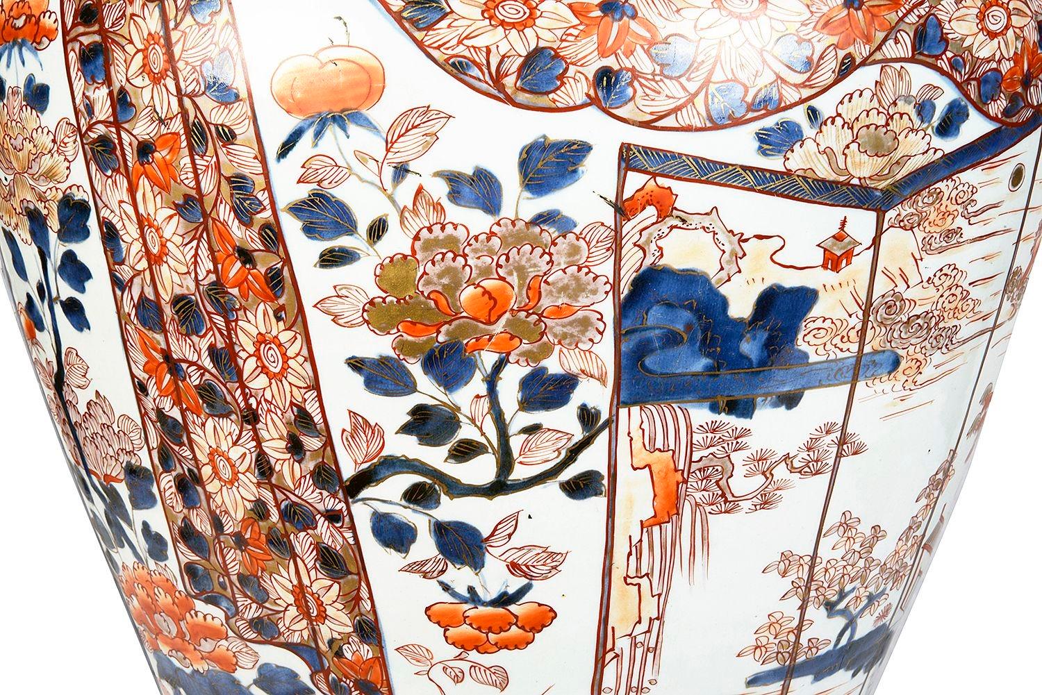 18th Century and Earlier Large Japanese Arita Imari lidded vase, 18th Century. For Sale