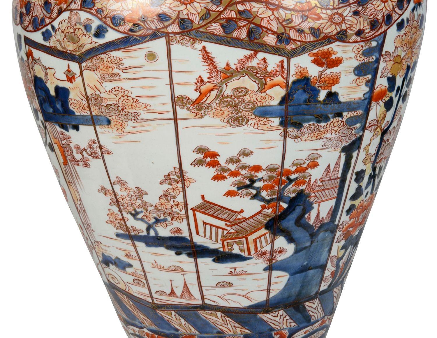 Porcelain Large Japanese Arita Imari lidded vase, 18th Century. For Sale