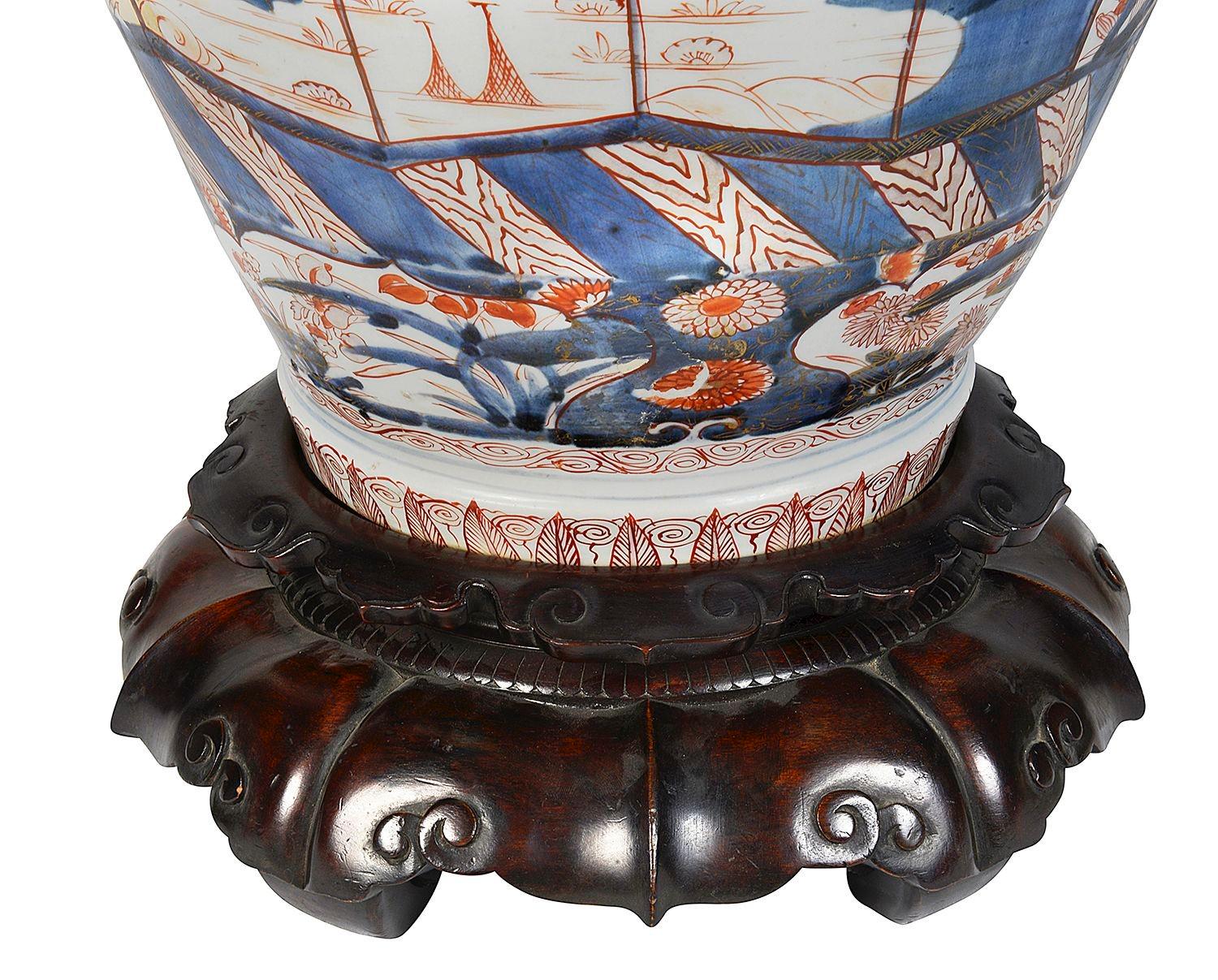 Large Japanese Arita Imari lidded vase, 18th Century. For Sale 1