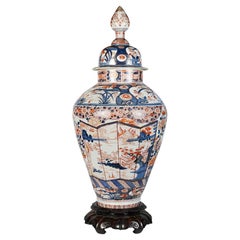 Large Japanese Arita Imari lidded vase, 18th Century.