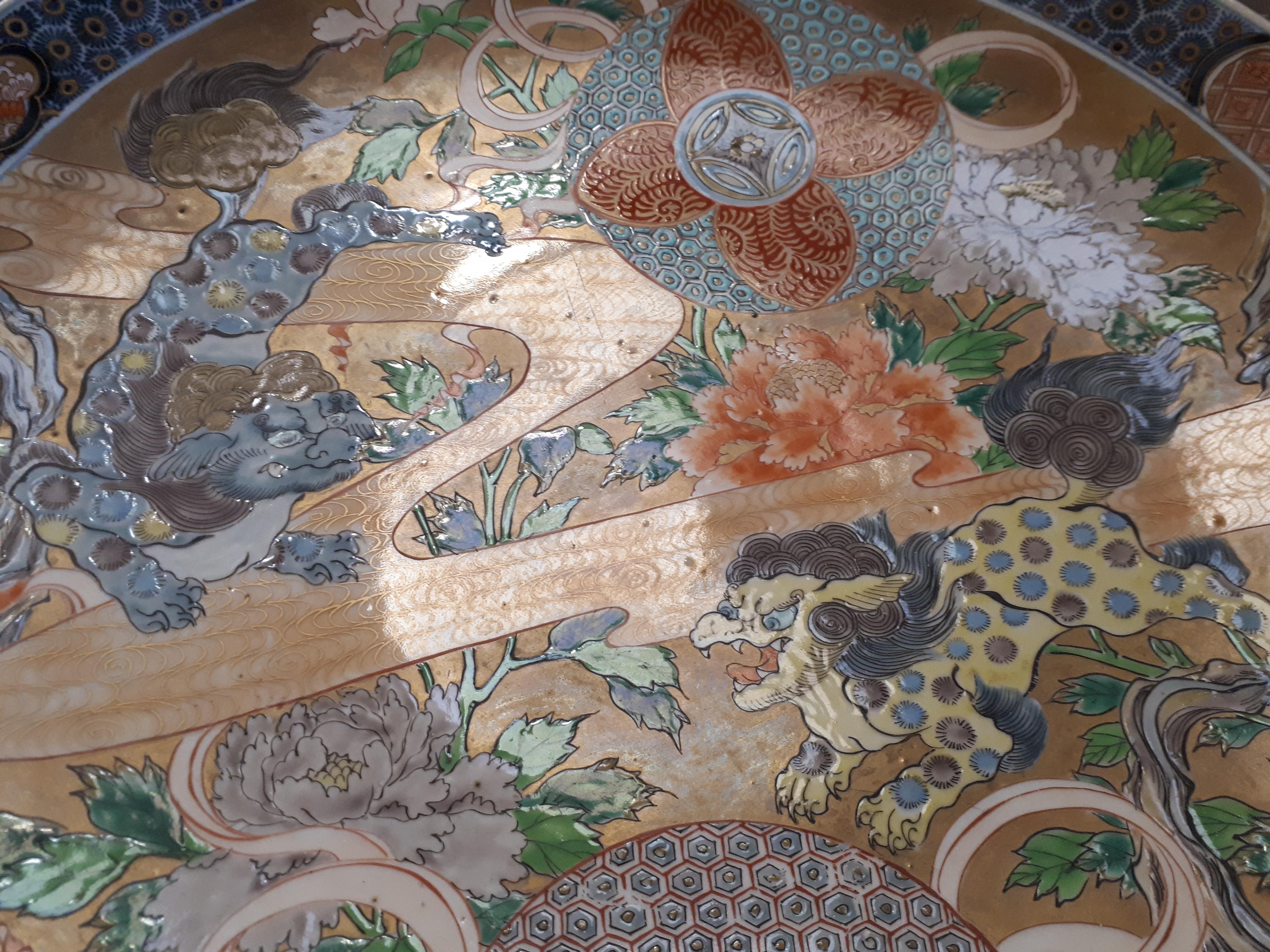 Enameled Large Japanese Arita (Imari) Porcelain Dish with Shishi Decoration, Meiji Era