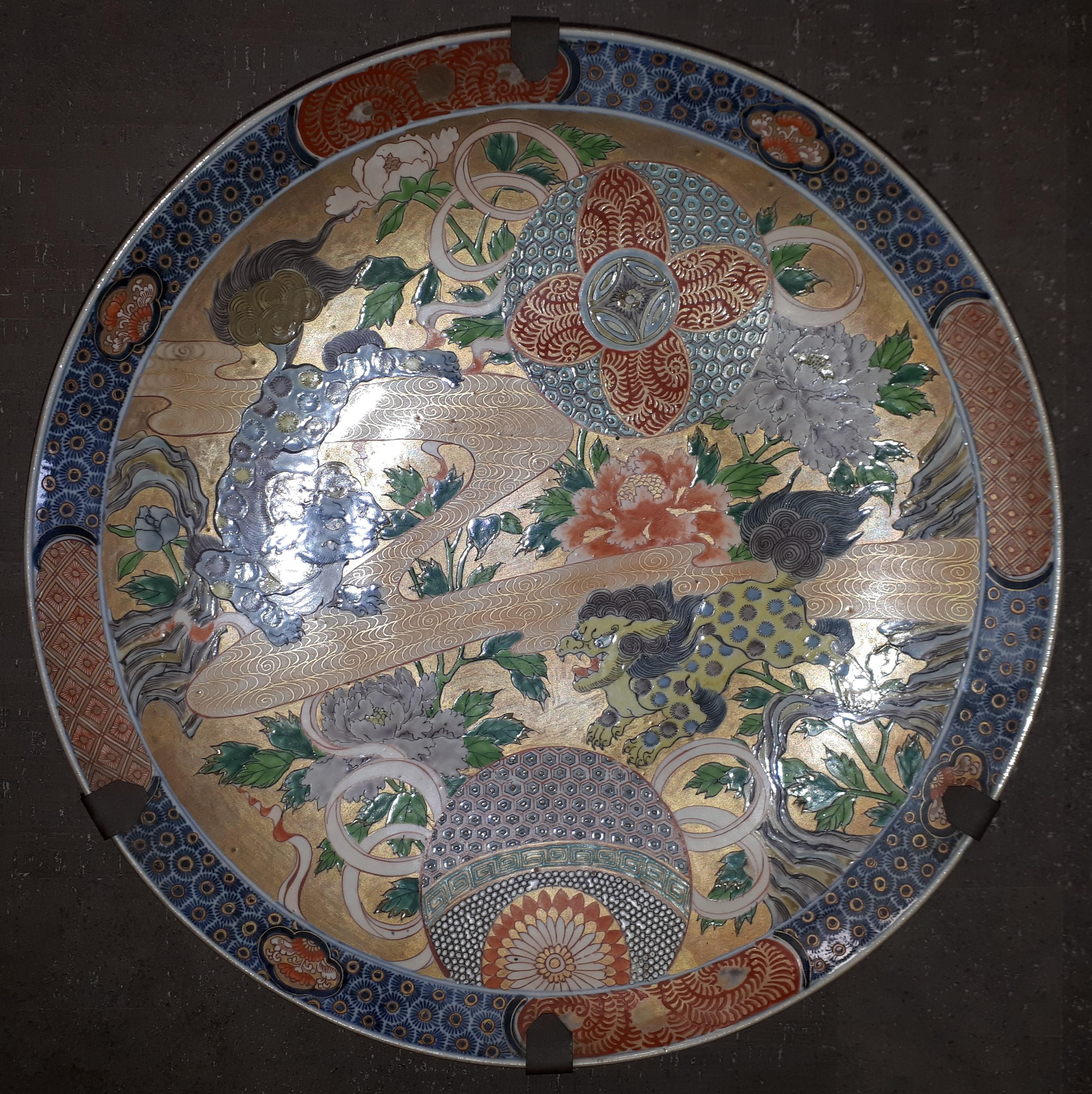 19th Century Large Japanese Arita (Imari) Porcelain Dish with Shishi Decoration, Meiji Era