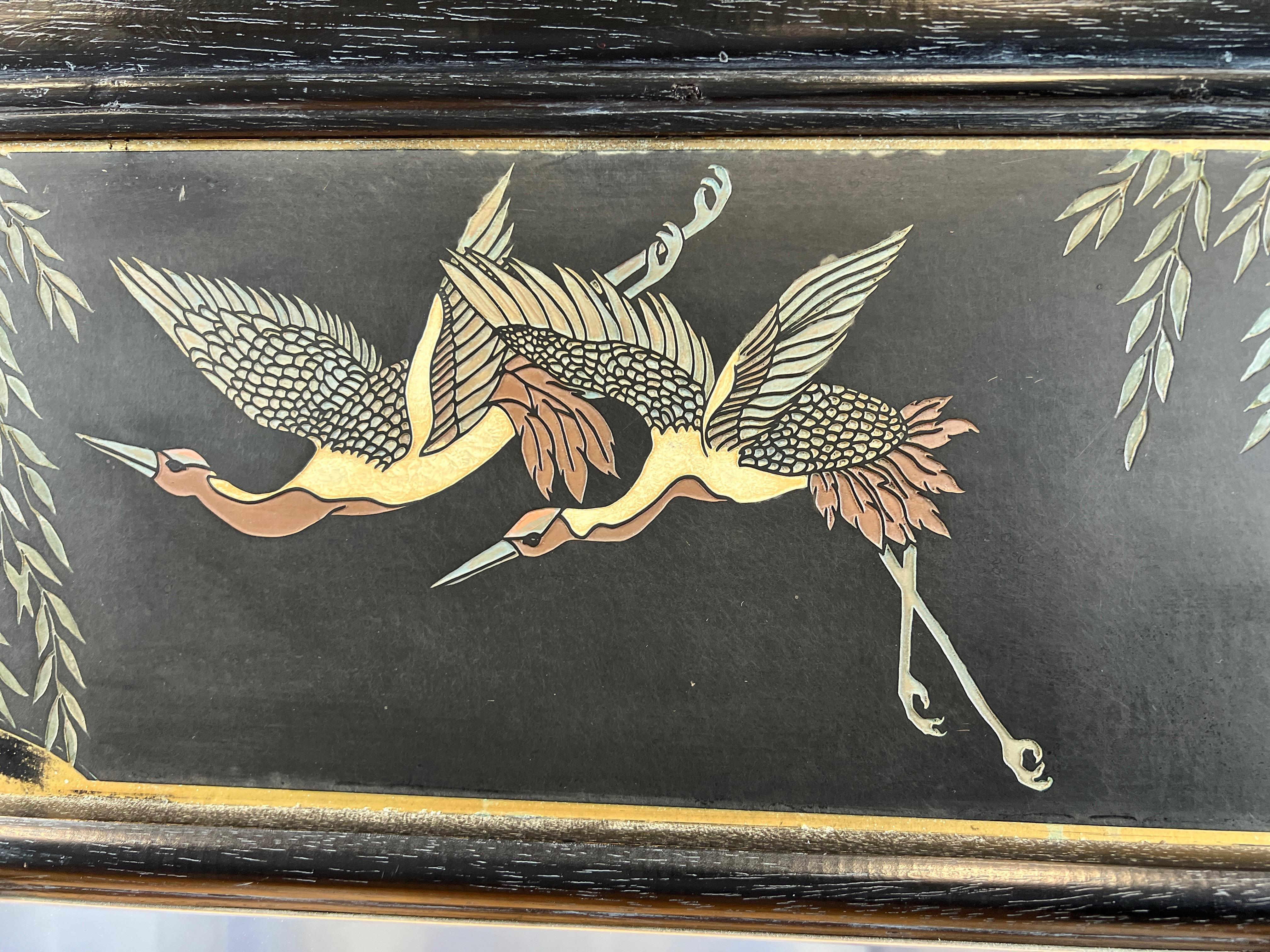 Grand miroir mural japonais sculpté à motifs de grues noires et de camélia, années 1970 en vente 2