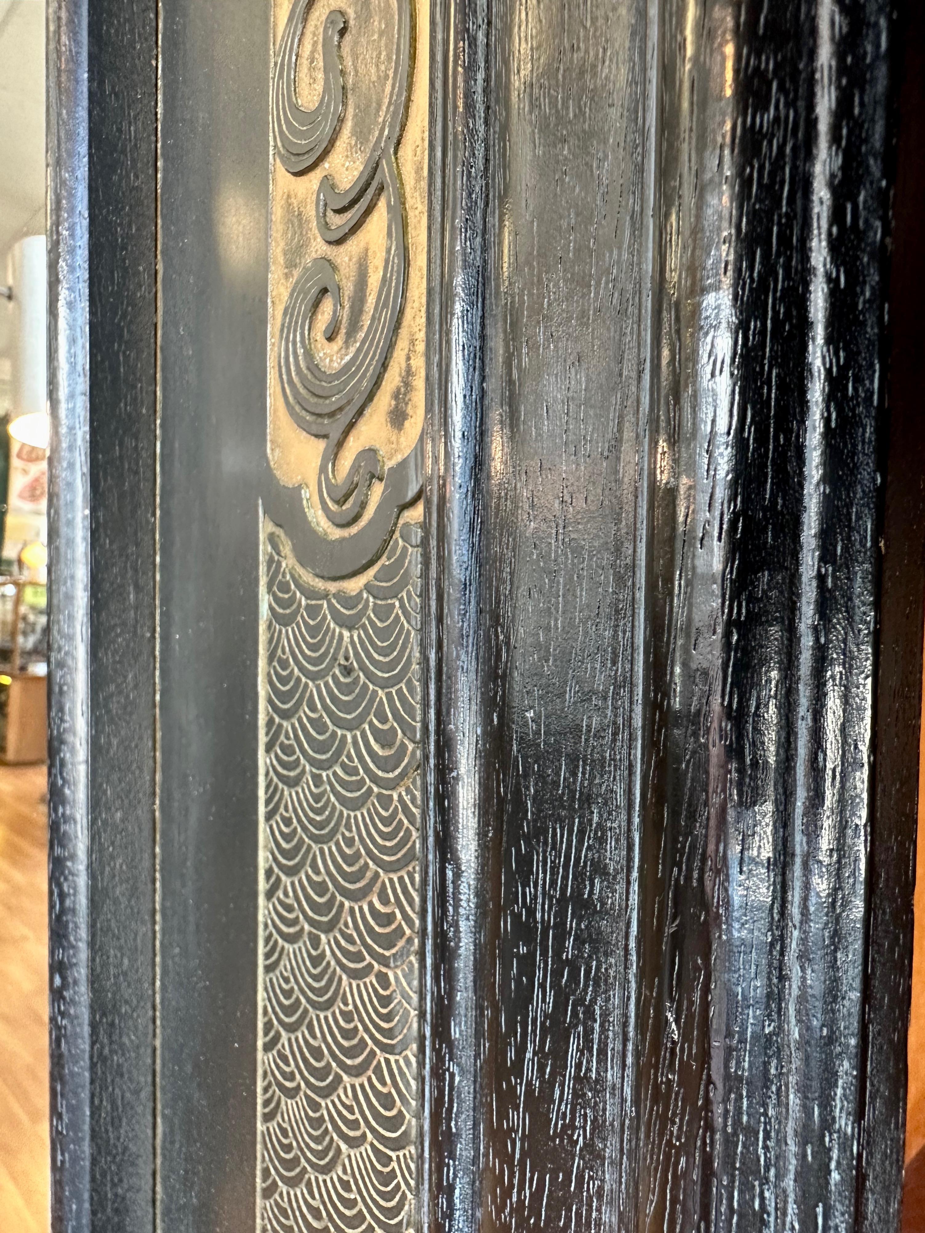 Grand miroir mural japonais sculpté à motifs de grues noires et de camélia, années 1970 en vente 4
