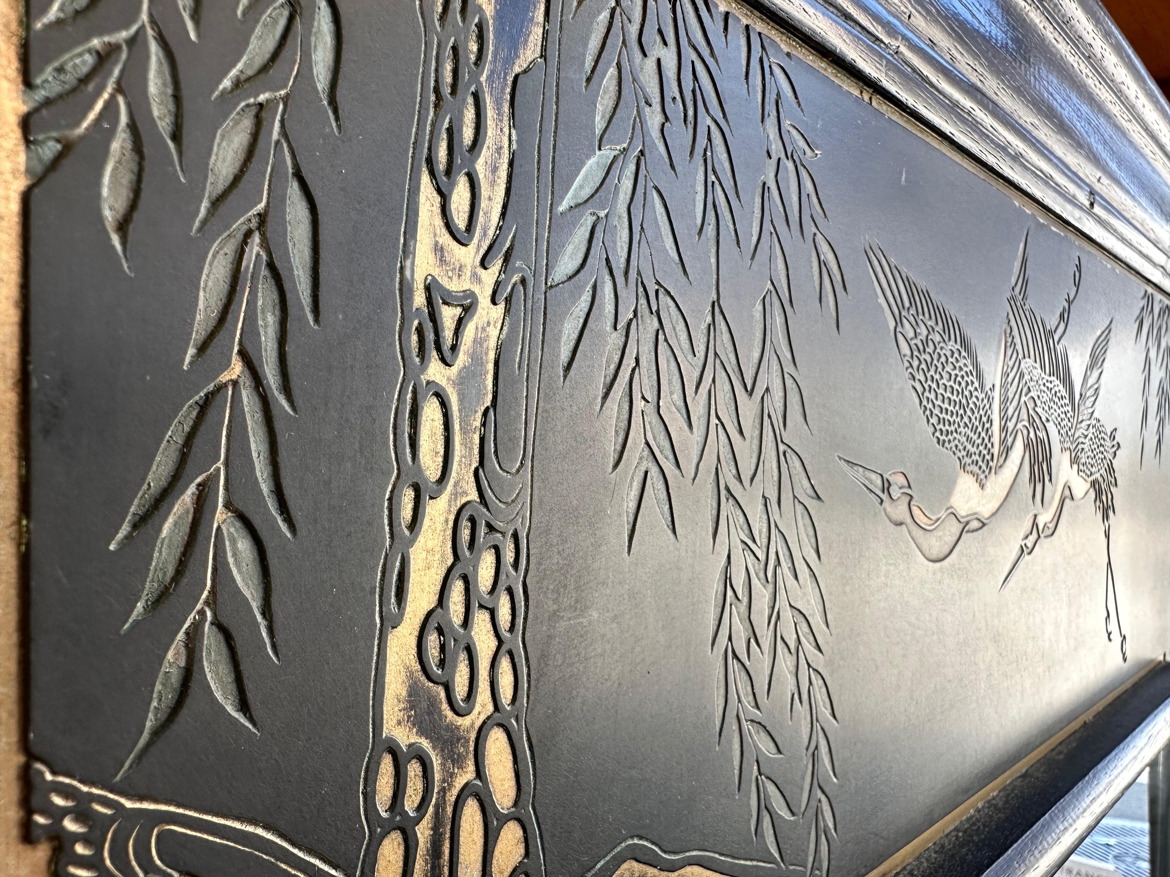 Grand miroir mural japonais sculpté à motifs de grues noires et de camélia, années 1970 en vente 1