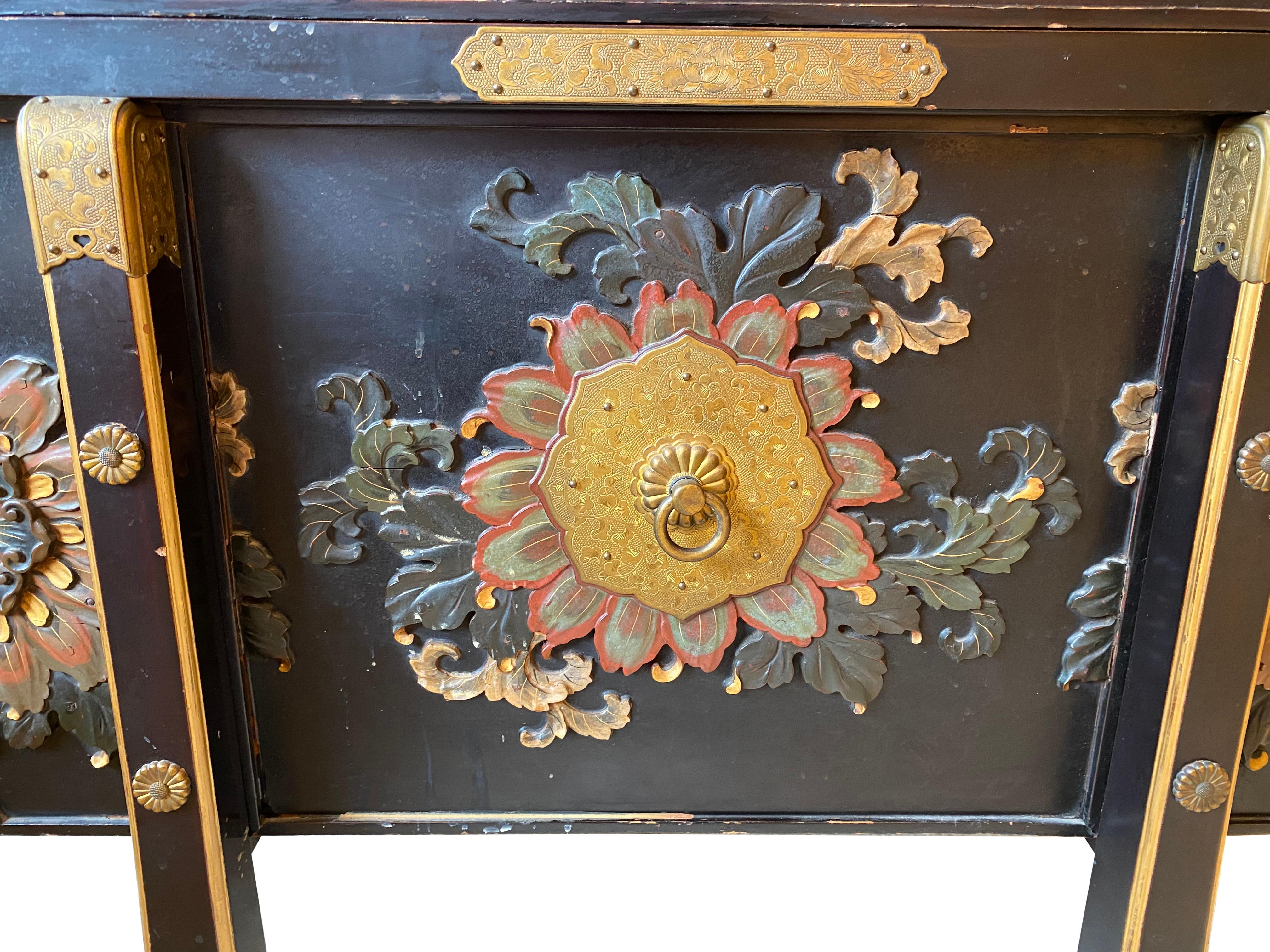 Large Japanese Black Lacquered Storage Chest, 19th Century For Sale 6