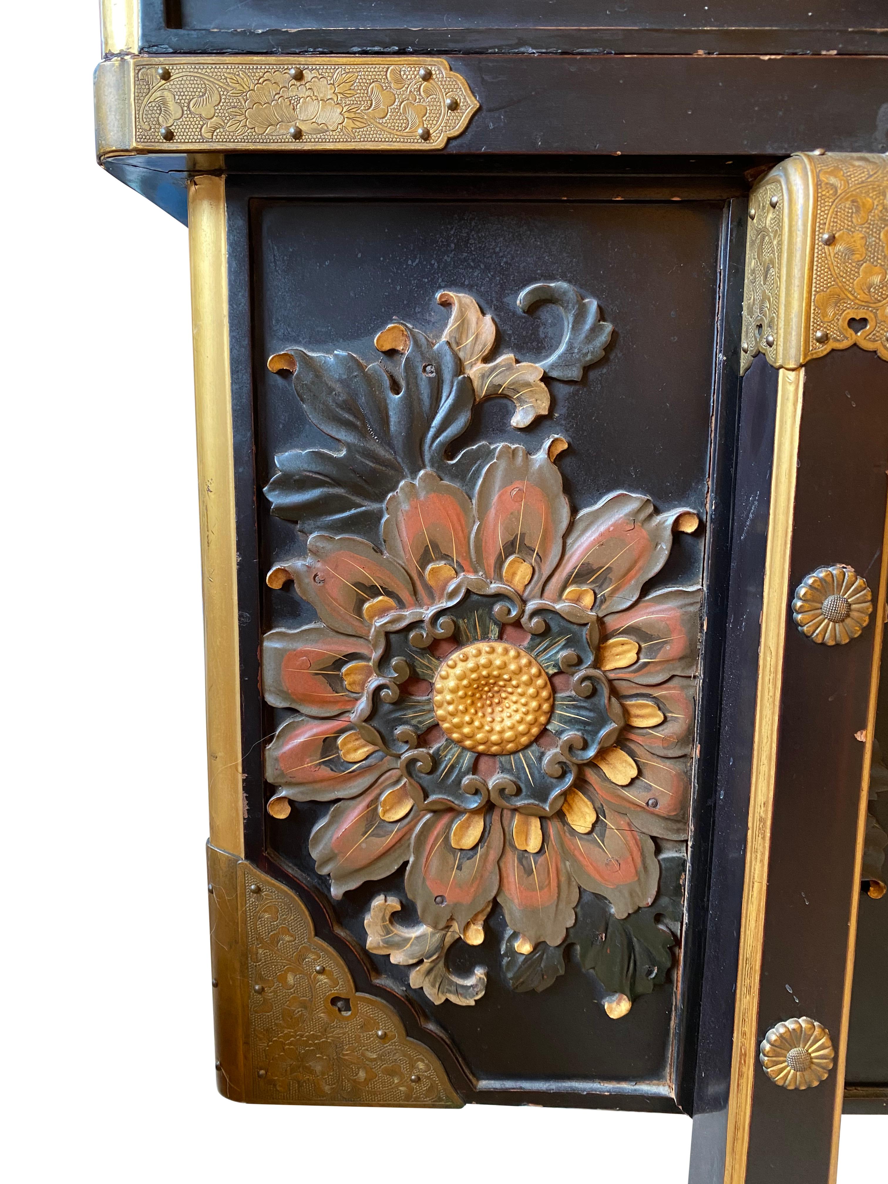 Large Japanese Black Lacquered Storage Chest, 19th Century For Sale 7