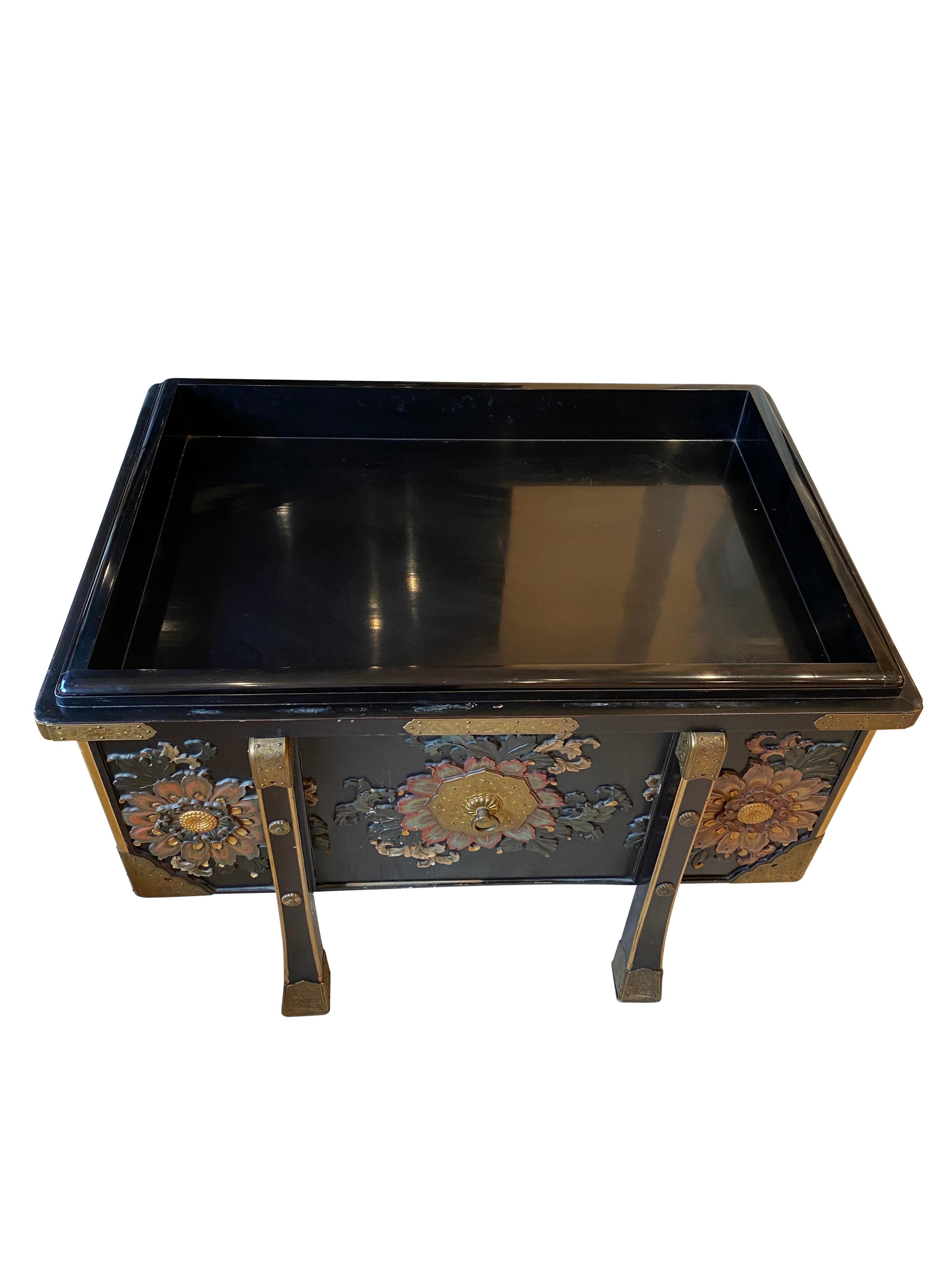 Large Japanese Black Lacquered Storage Chest, 19th Century For Sale 10