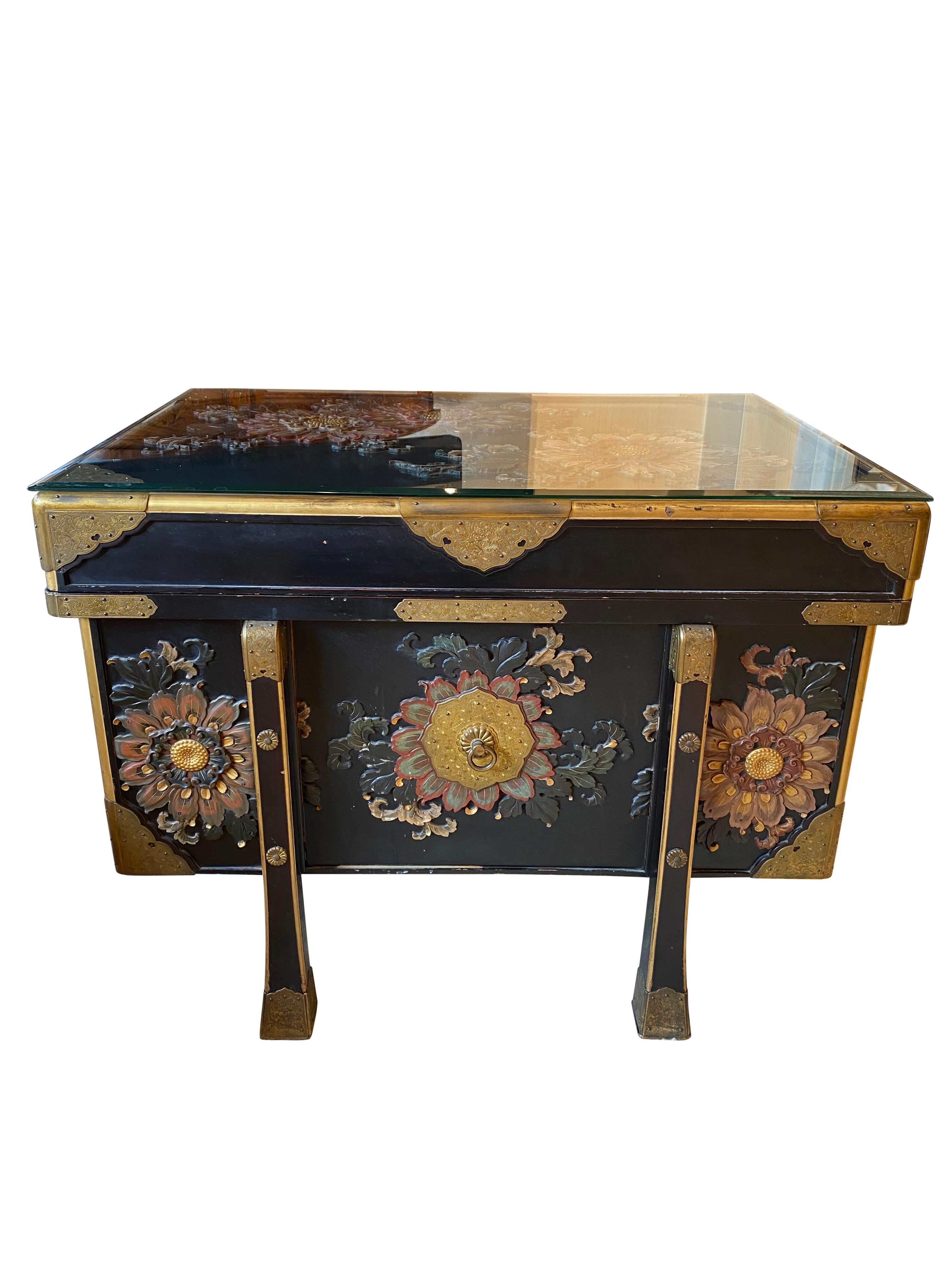Large Japanese Black Lacquered Storage Chest, 19th Century In Good Condition For Sale In London, GB