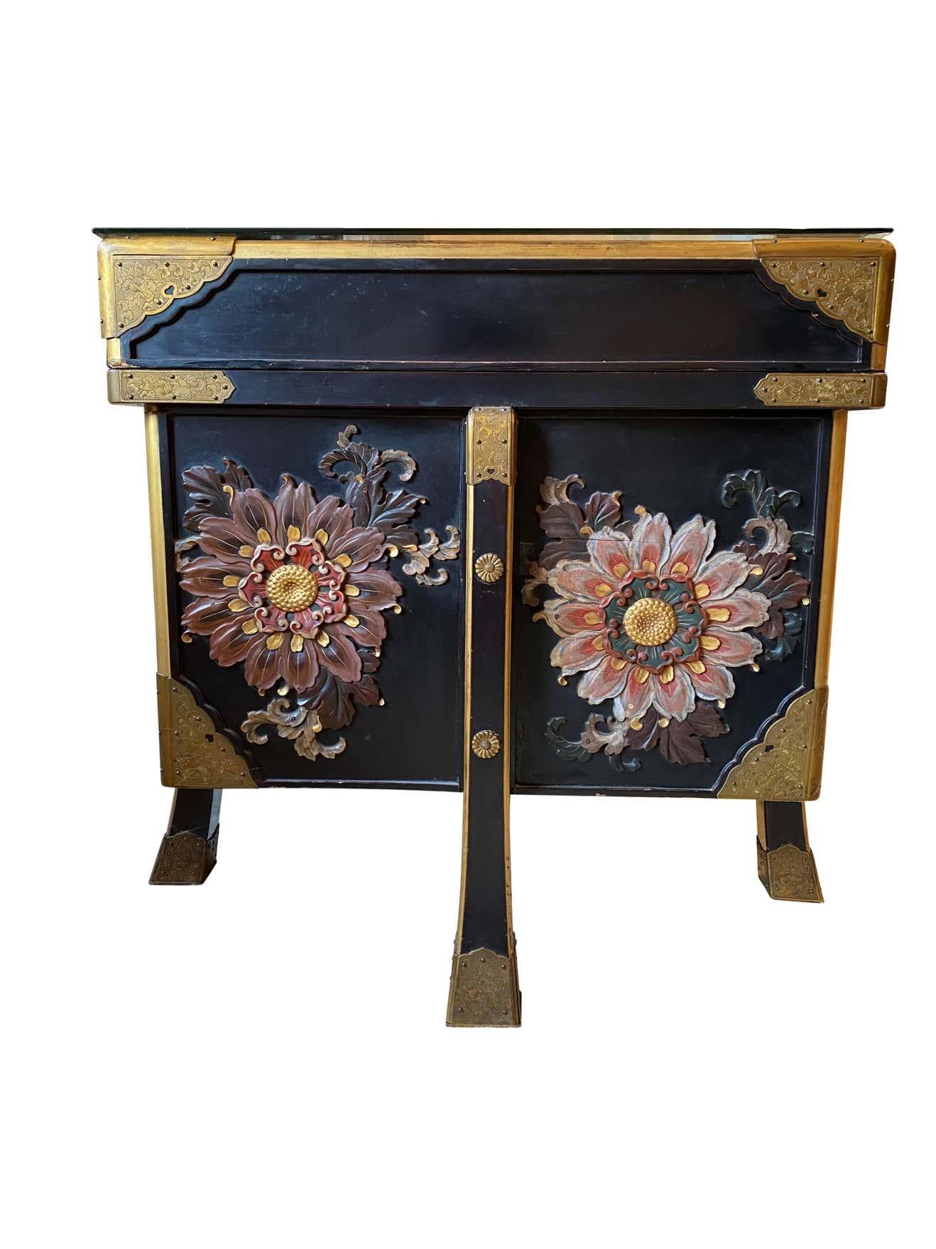 Large Japanese Black Lacquered Storage Chest, 19th Century In Good Condition For Sale In Southall, GB