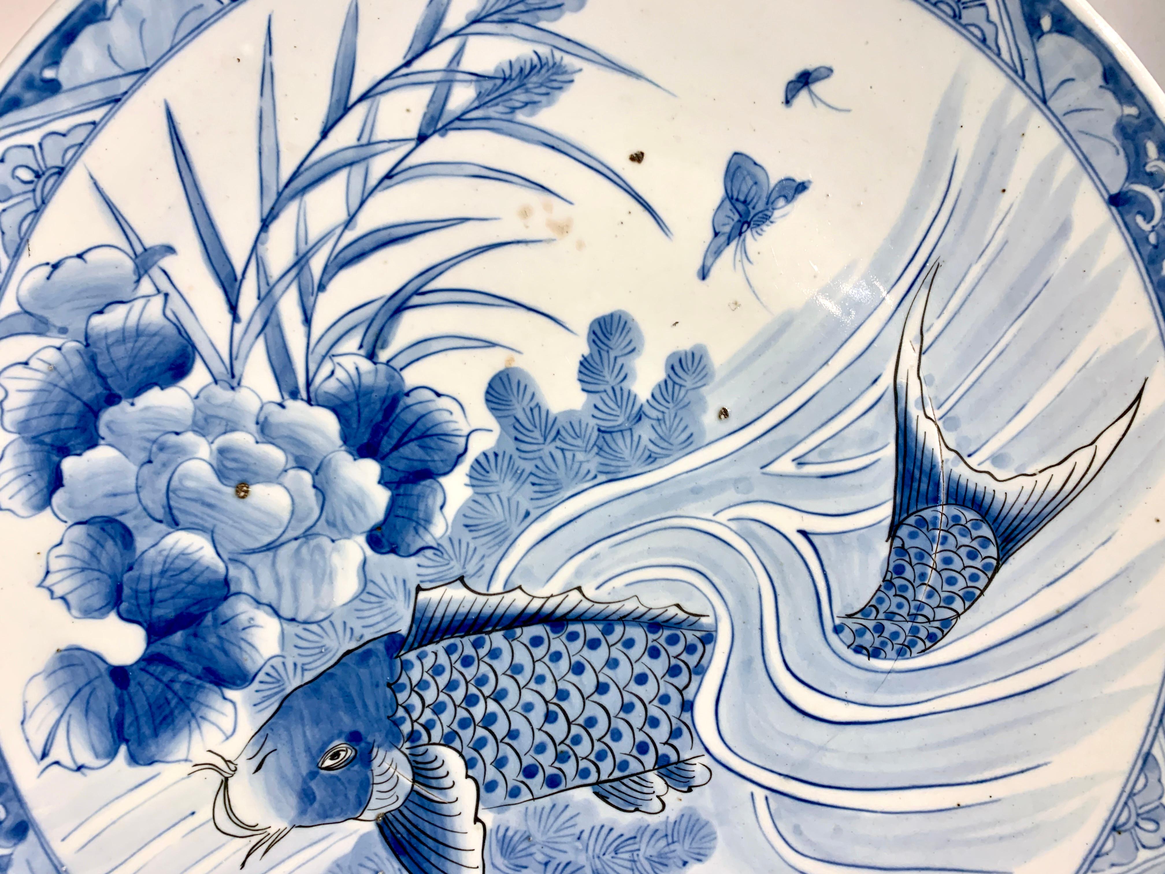 Großer japanischer blau-weißer Arita-Porzellanteller aus der japanischen Edo-Periode, 19. Jahrhundert, Japan im Angebot 1