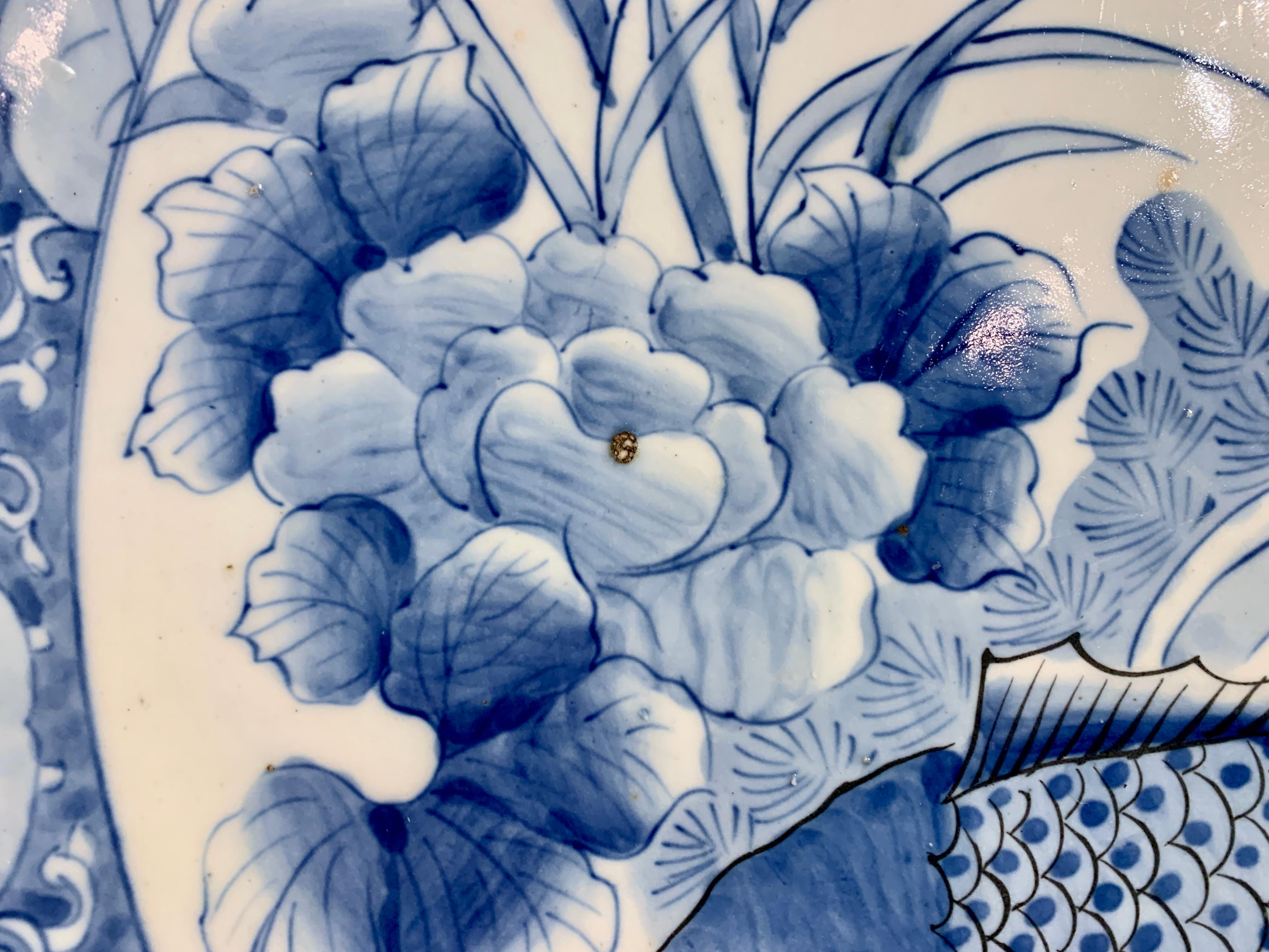 Großer japanischer blau-weißer Arita-Porzellanteller aus der japanischen Edo-Periode, 19. Jahrhundert, Japan im Angebot 2