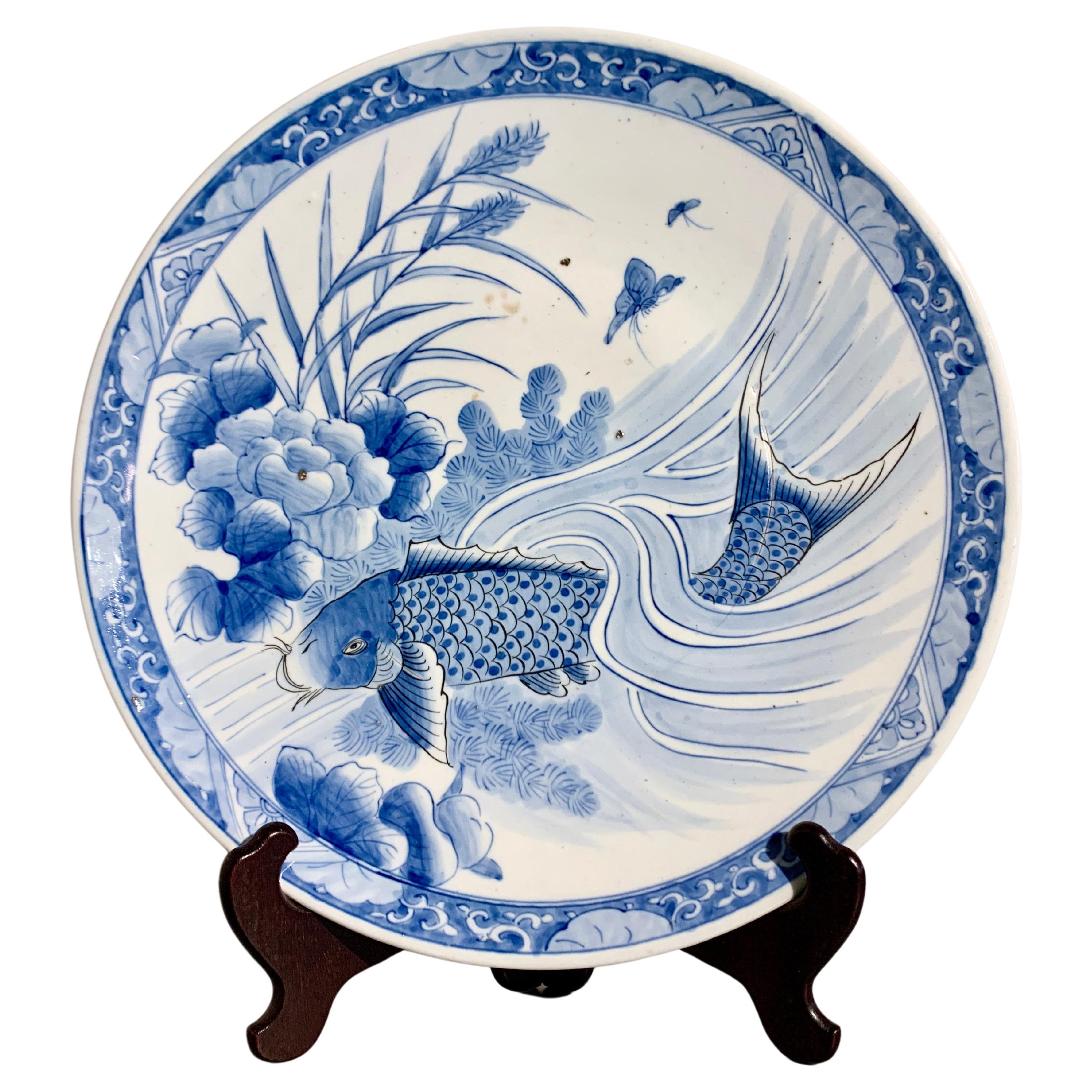 Großer japanischer blau-weißer Arita-Porzellanteller aus der japanischen Edo-Periode, 19. Jahrhundert, Japan im Angebot