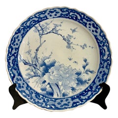 Grand chargeur japonais en porcelaine bleu et blanc en céramique d'Arita:: période Meiji