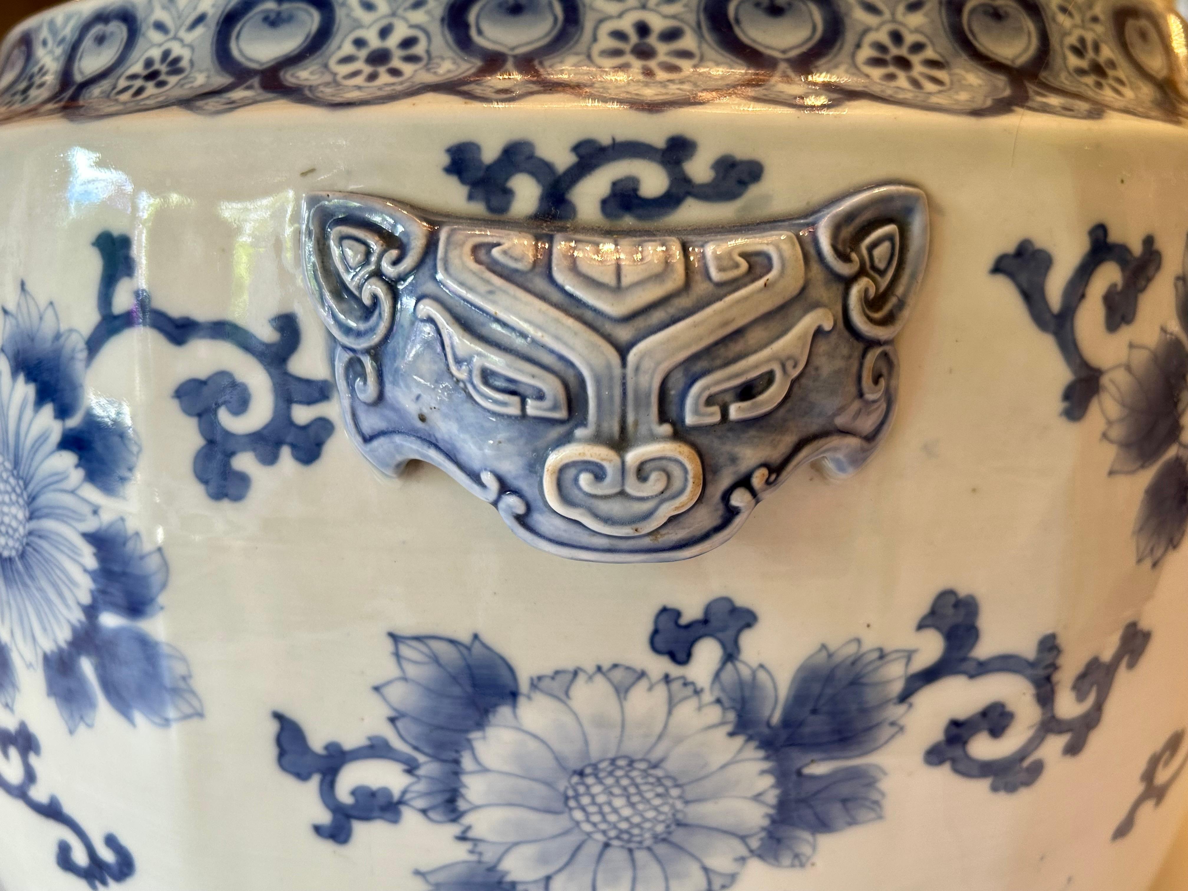 Grande jardinière japonaise Imari bleu et blanc, XIXe siècle en vente 5