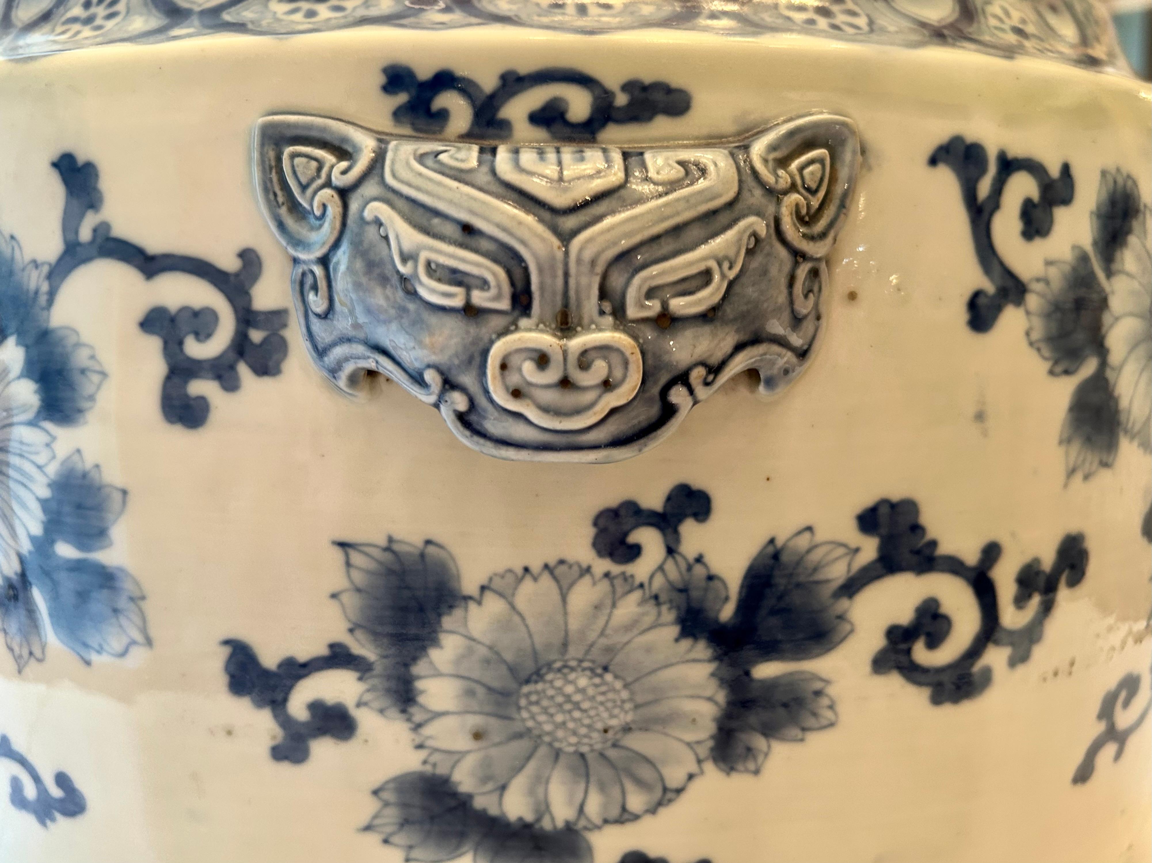 Grande jardinière japonaise Imari bleu et blanc, XIXe siècle en vente 6