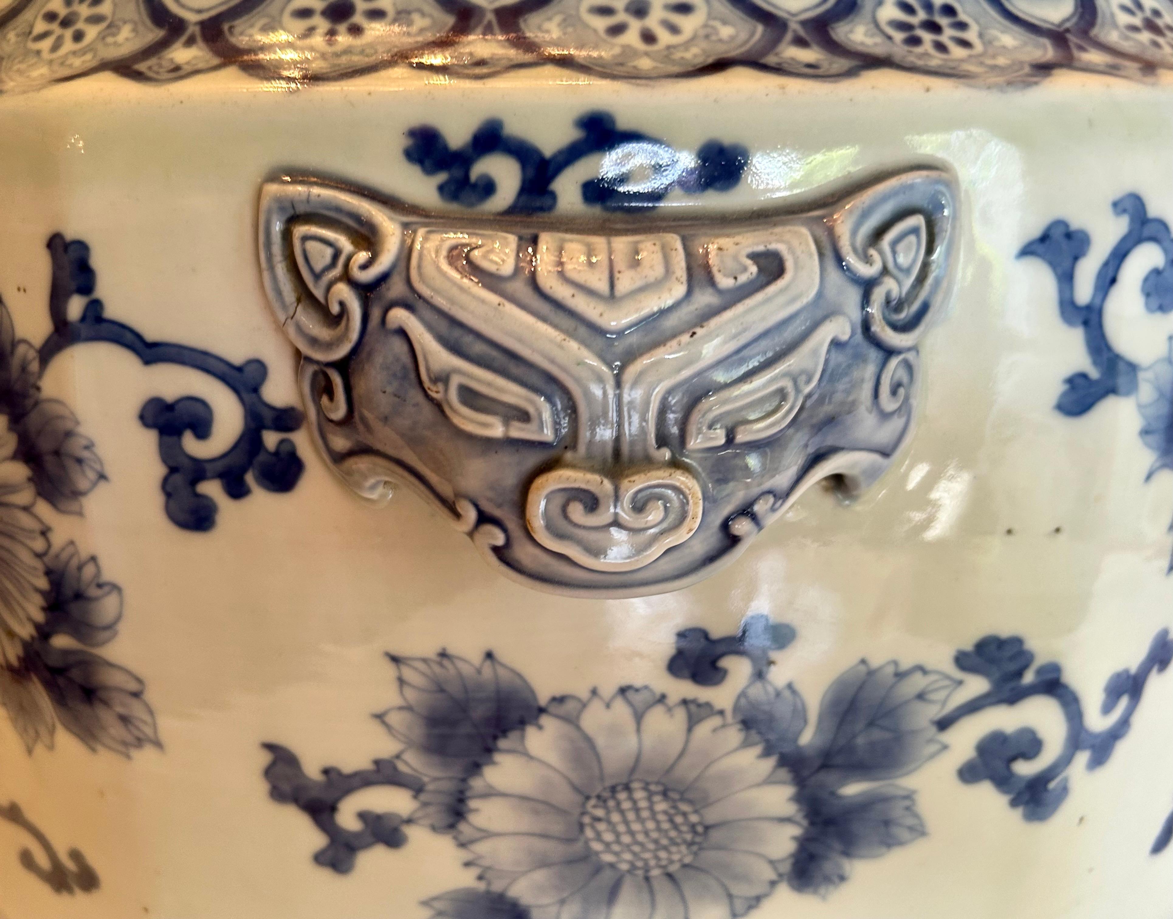 Grande jardinière japonaise Imari bleu et blanc, XIXe siècle en vente 7