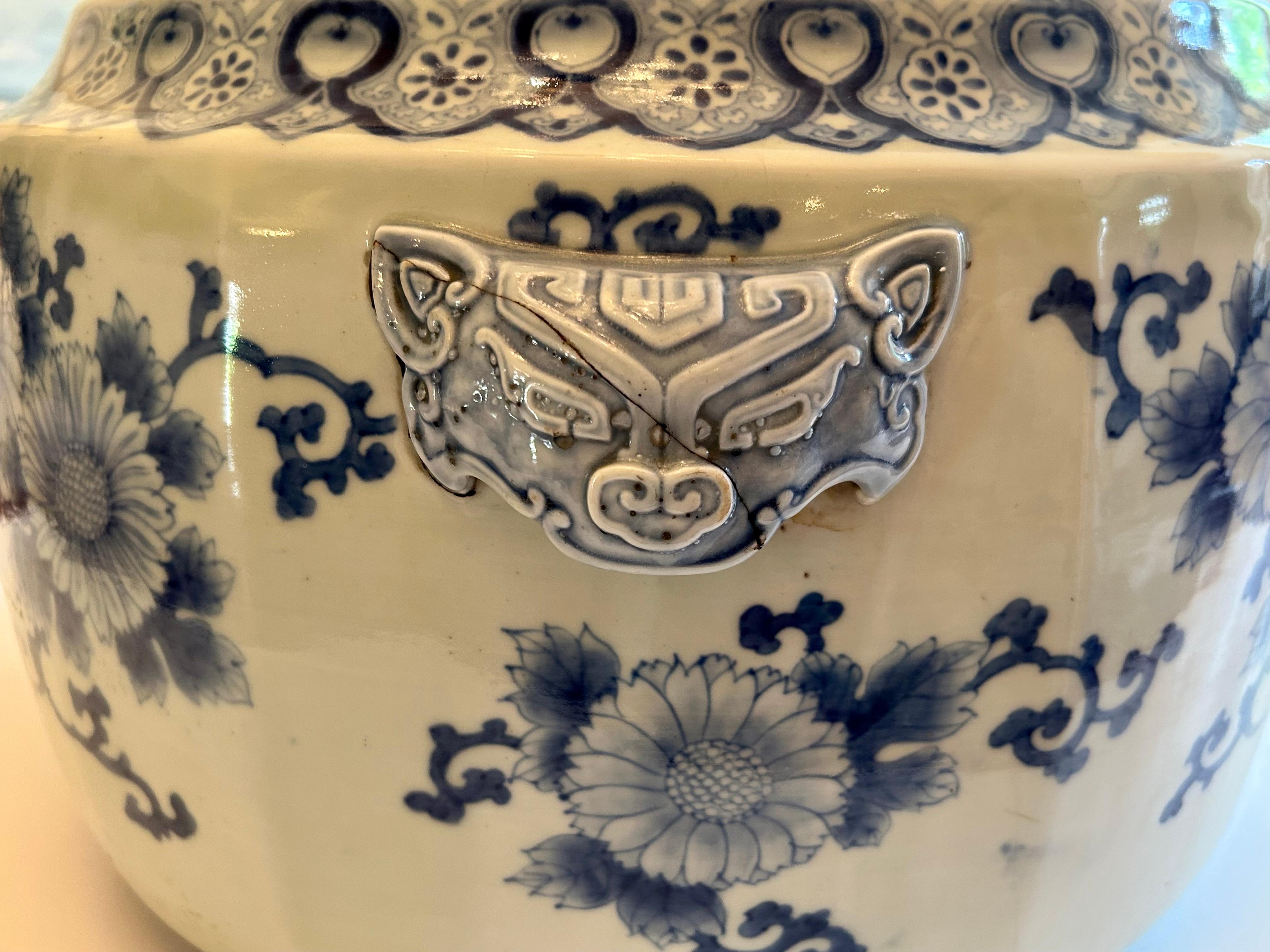 Grande jardinière japonaise Imari bleu et blanc, XIXe siècle en vente 8