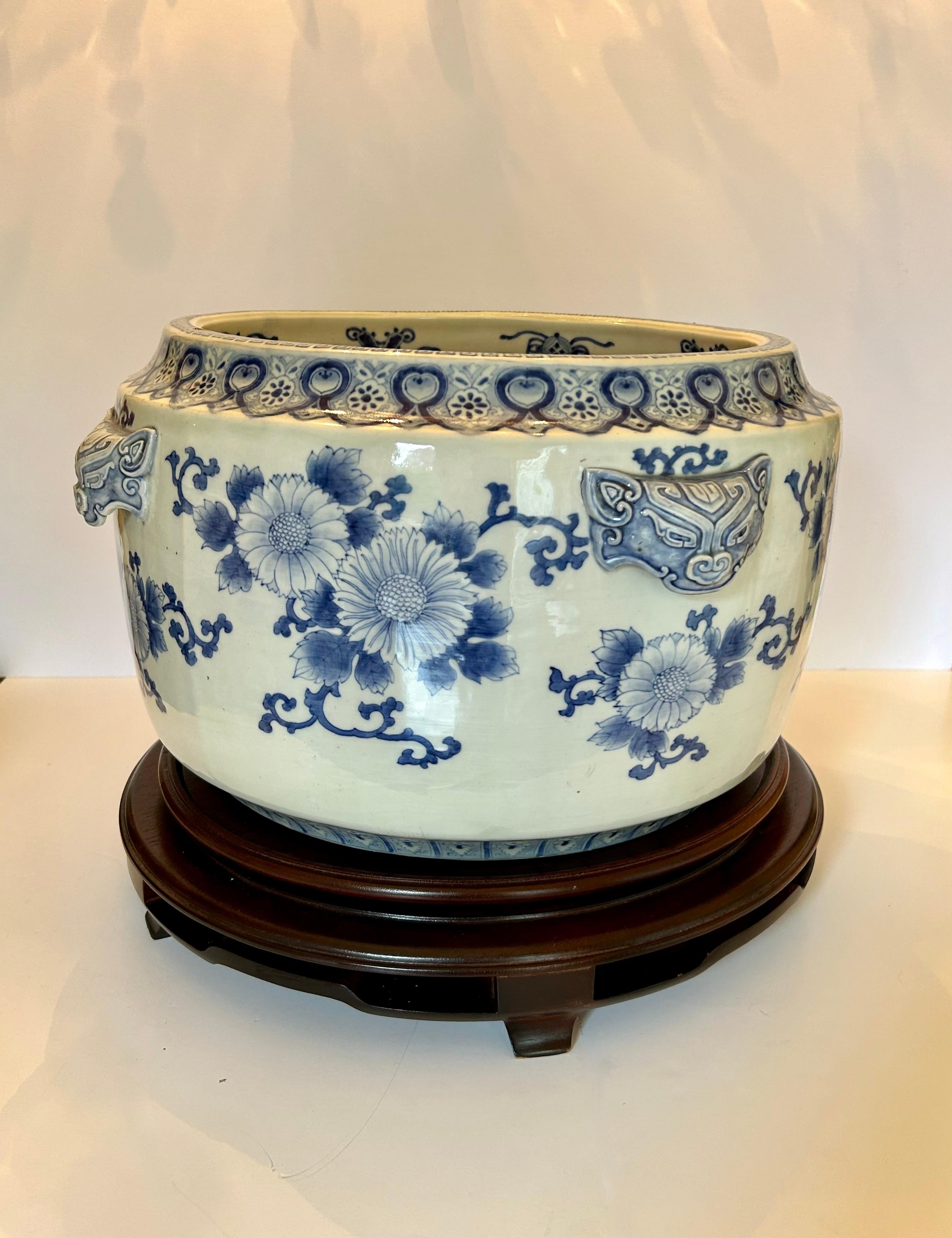 Grande jardinière japonaise Imari bleu et blanc, XIXe siècle Bon état - En vente à Toronto, CA