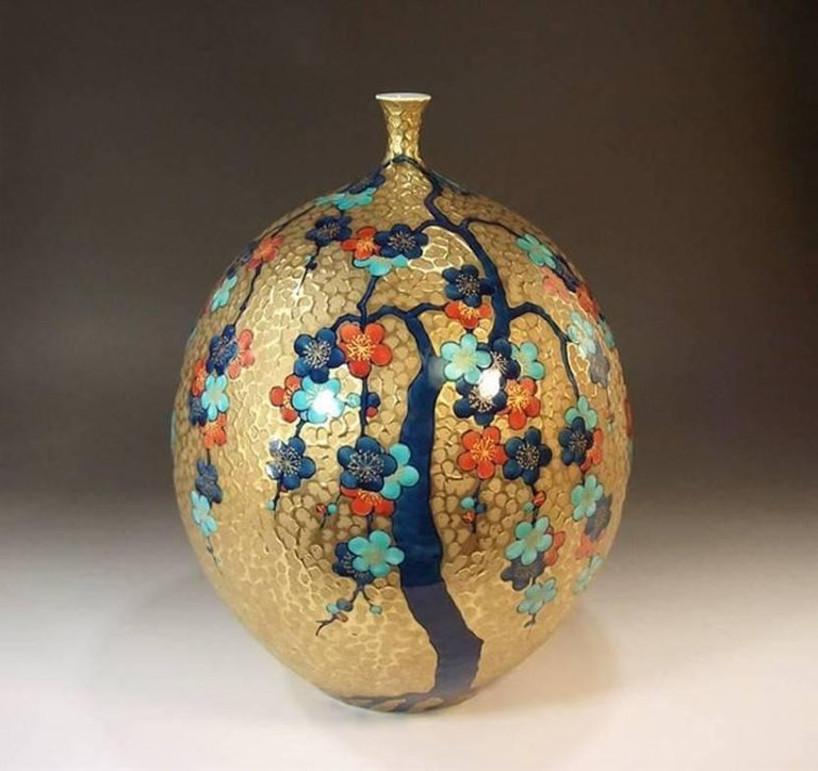 Contemporary Japanese Blue Gold Orange Porcelain Vase by Master Artist In New Condition In Takarazuka, JP
