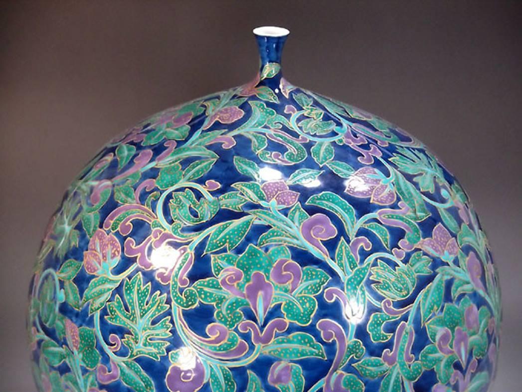 Exceptional large Japanese Imari porcelain vase, gilded hand painted in bold hues of green, purple and blue on a stunningly shaped porcelain body, a signed masterpiece by highly acclaimed master porcelain artist of the historic Imari-Arita region of
