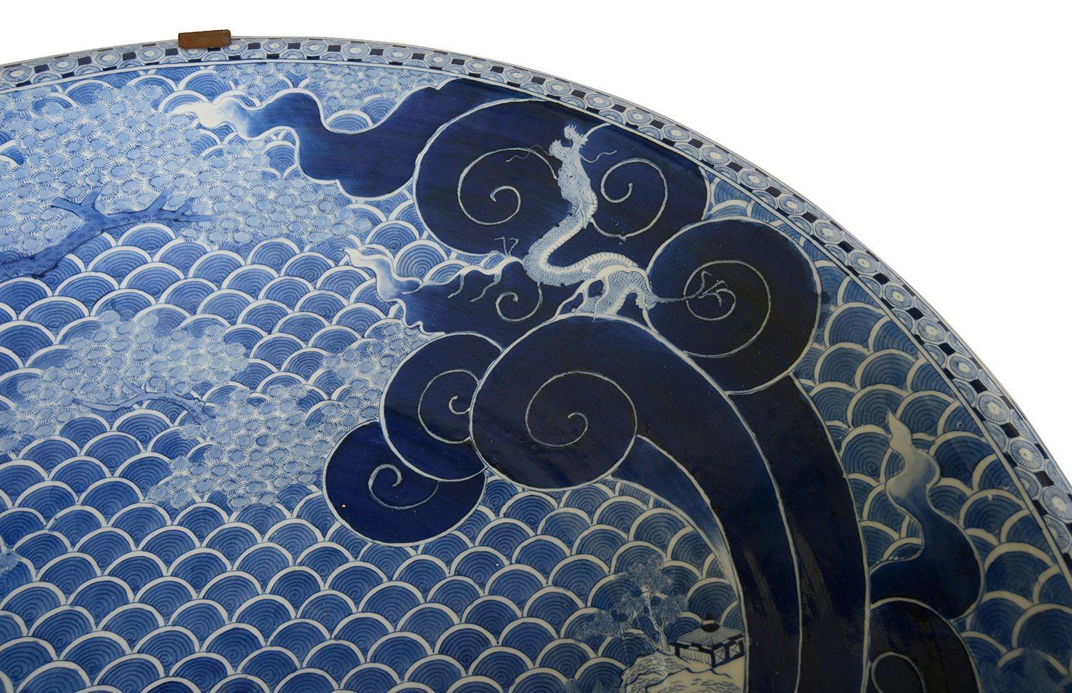 Japonais Grand plat de service japonais bleu et blanc, vers 1890, 73 cm de diamètre. en vente