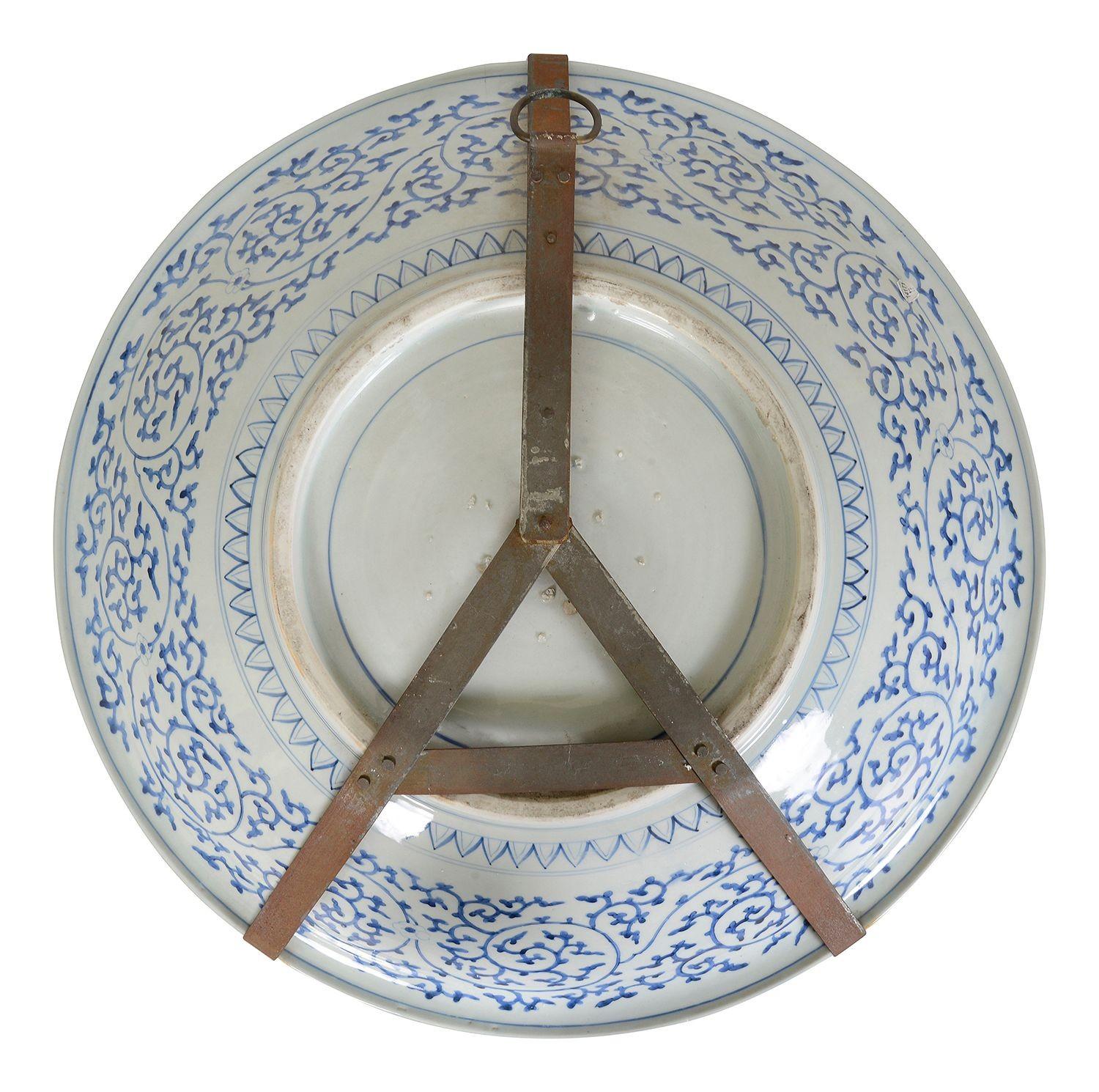 Grand plat de service japonais bleu et blanc, vers 1890, 73 cm de diamètre. Bon état - En vente à Brighton, Sussex
