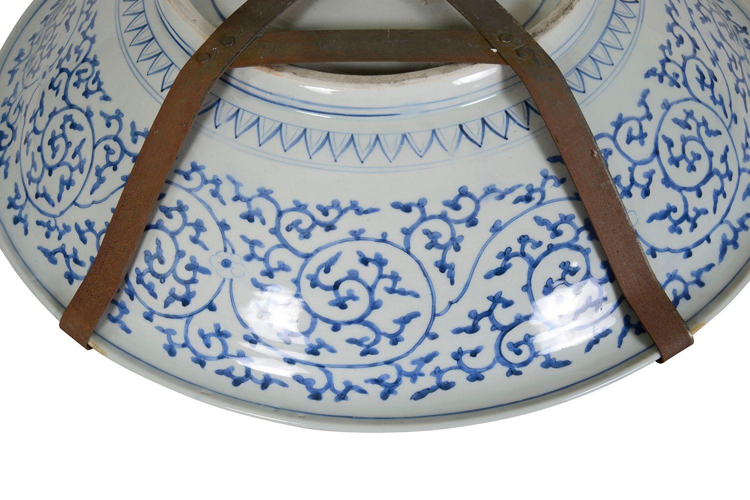 XIXe siècle Grand plat de service japonais bleu et blanc, vers 1890, 73 cm de diamètre. en vente