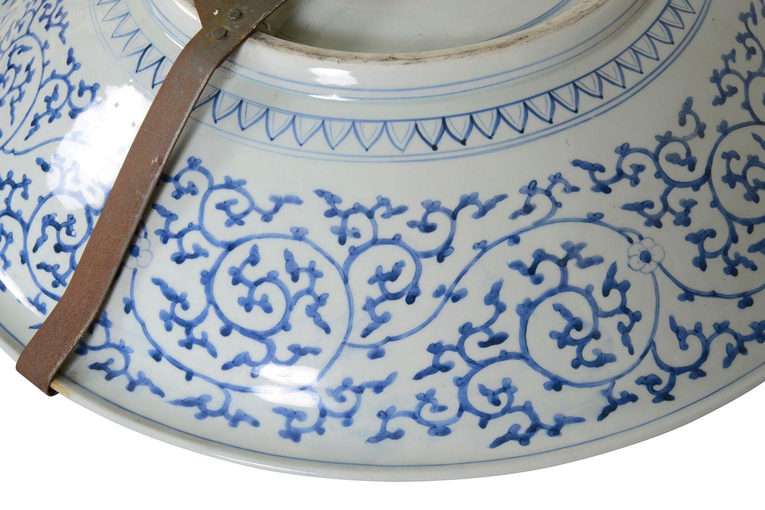 Porcelaine Grand plat de service japonais bleu et blanc, vers 1890, 73 cm de diamètre. en vente