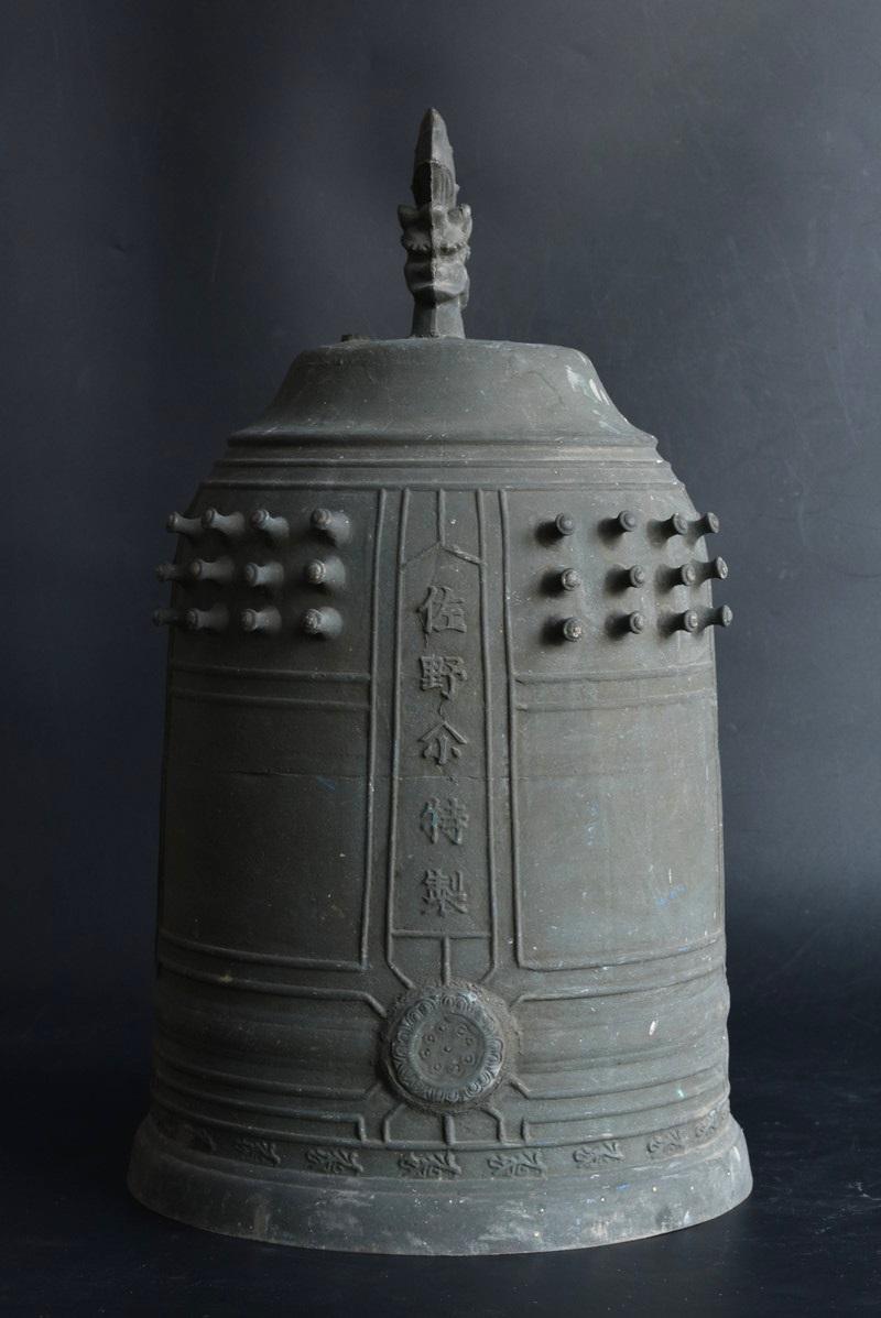 A bronze bell made from the Taisho era to the early Showa period in Japan.

There are various sizes, but this is a little big.
The bells you see at temples are very large, but they were also used outside the temple.
It was also used in the fire