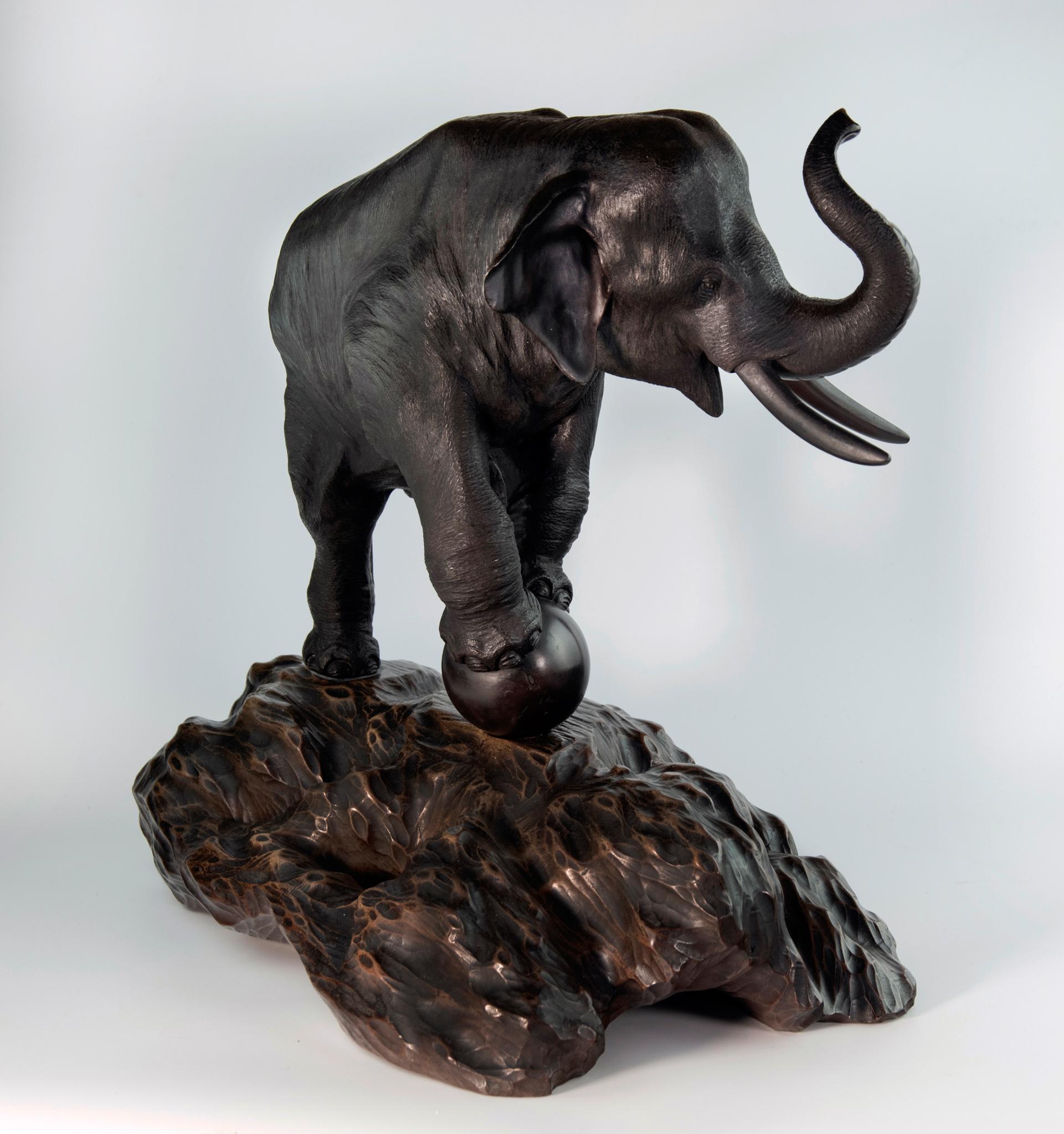Grand Okimono japonais en bronze représentant un éléphant - Genryusai Seiya   Bon état - En vente à Christchurch, GB