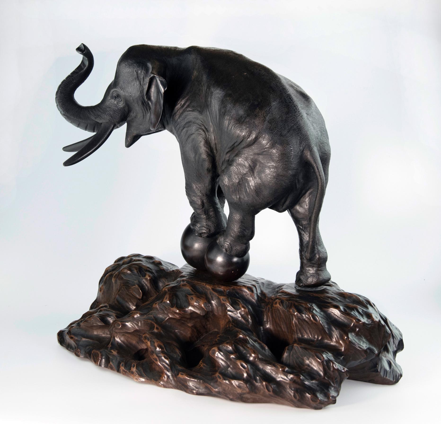 Grand Okimono japonais en bronze représentant un éléphant - Genryusai Seiya   en vente 2