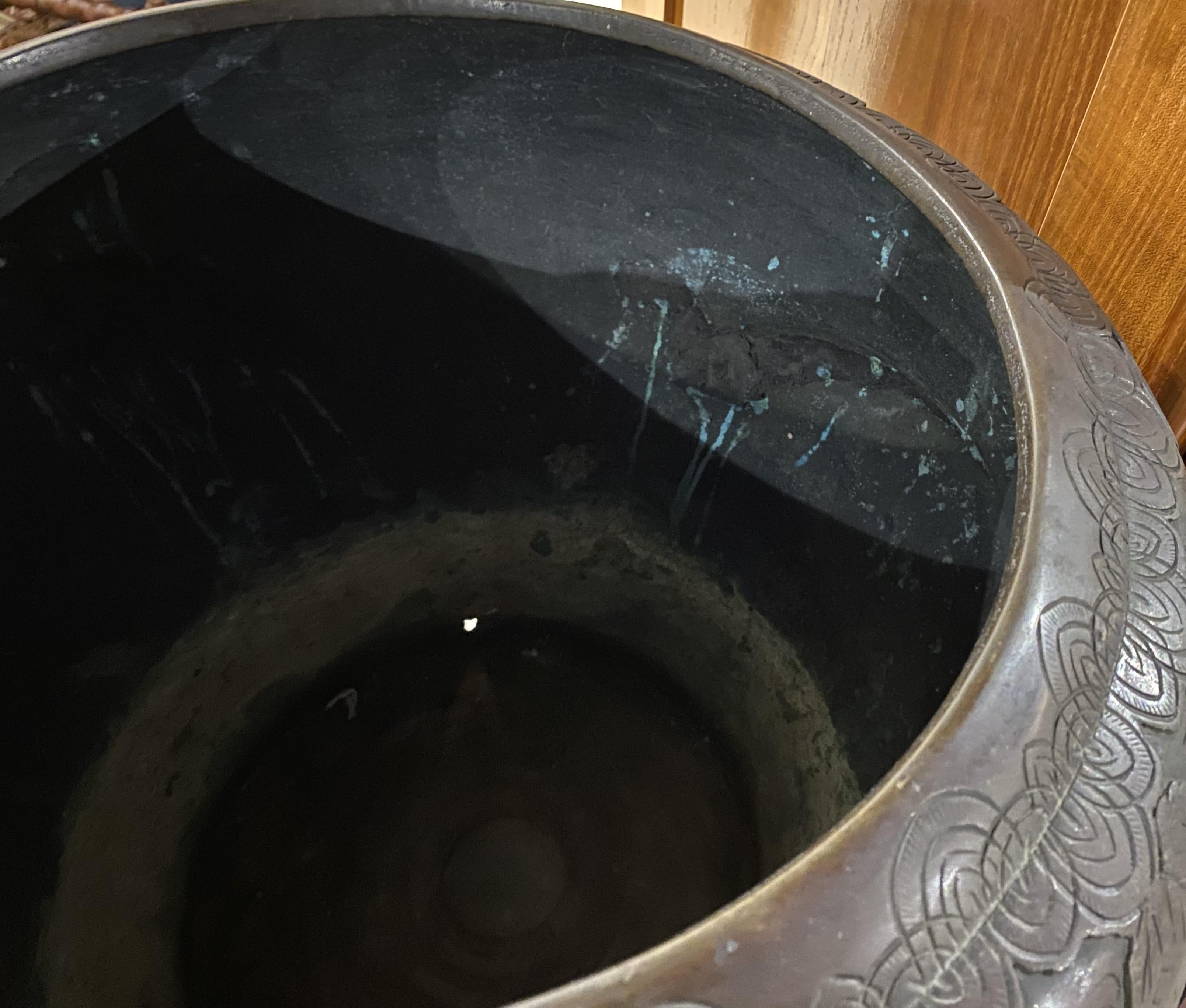 Large Japanese Bronze Jardiniere with Bird Decoration For Sale 4