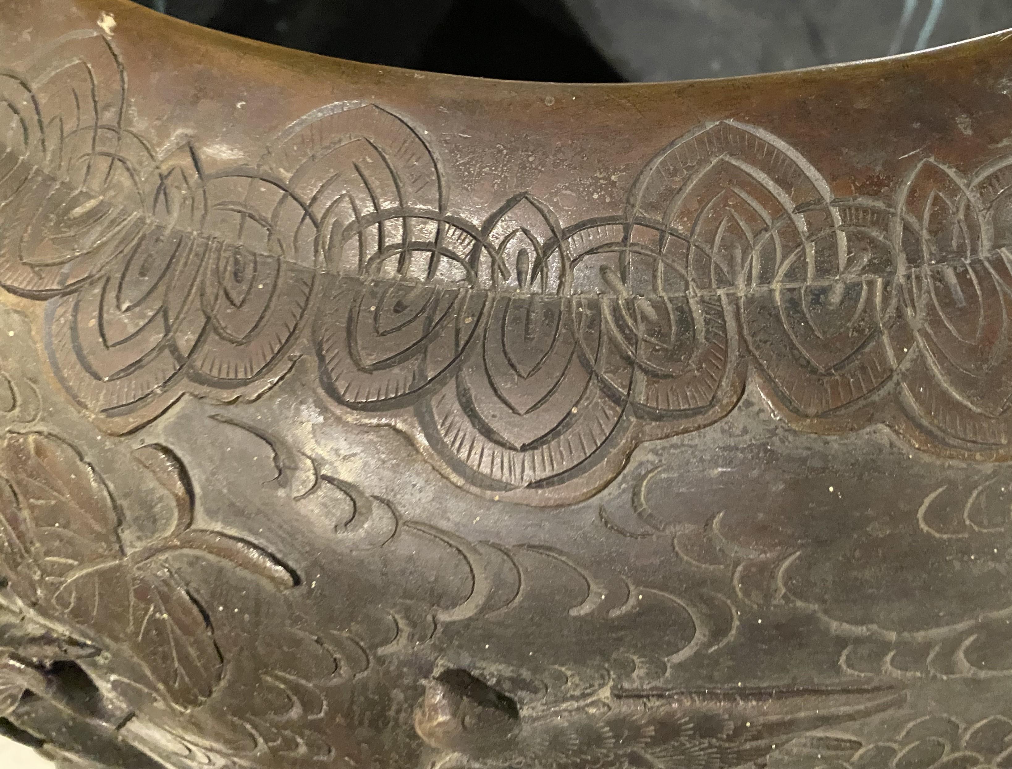 Large Japanese Bronze Jardiniere with Bird Decoration For Sale 2