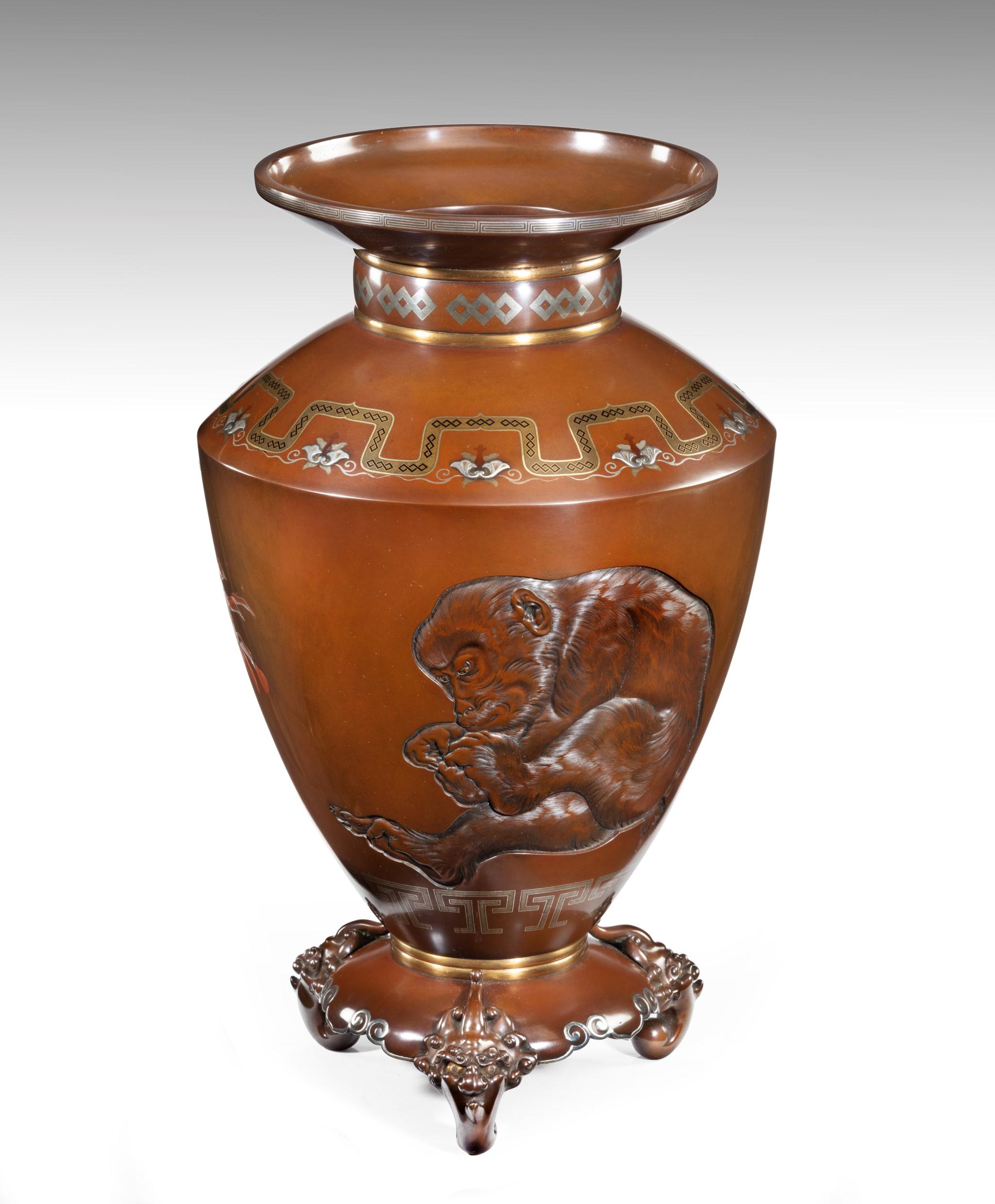 Dans le cadre de notre collection d'œuvres d'art japonaises, nous sommes ravis d'offrir ce vase en bronze signé par l'artiste de l'école Kaga, datant du début de la période Meiji (1868-1912). Ce magnifique objet en métal de qualité date des toutes