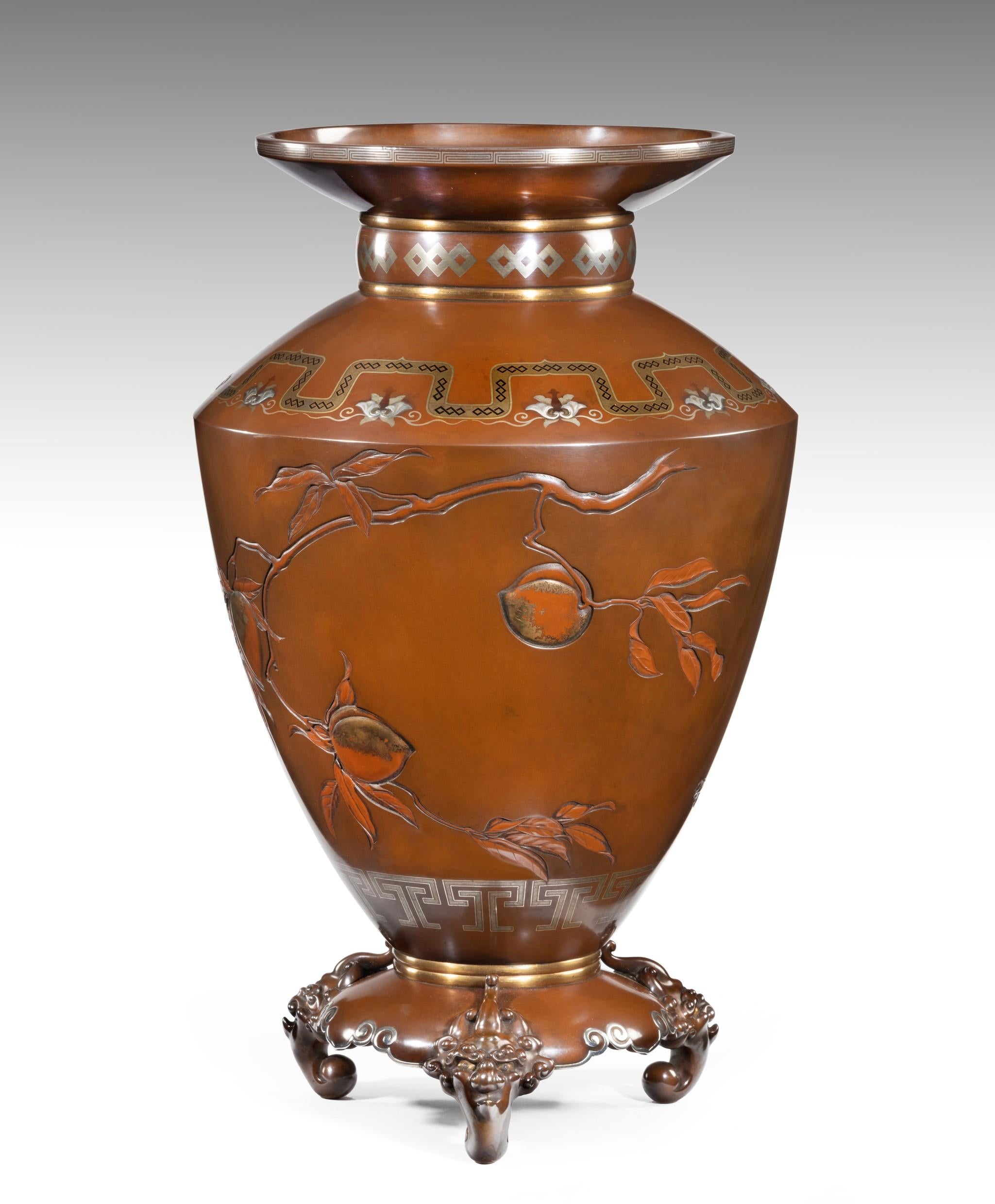 Japonais Grand vase japonais en bronze en forme de singe - Hokugaku I en vente