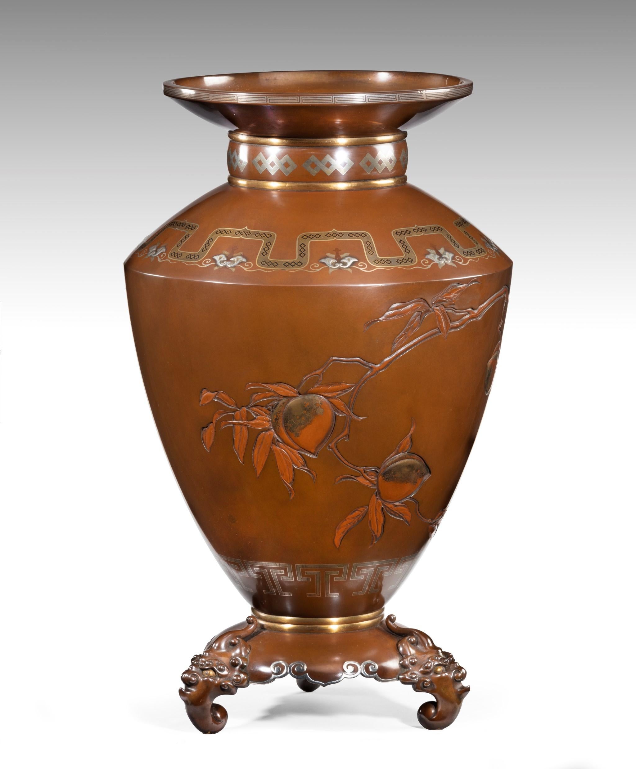 Ferronnerie Grand vase japonais en bronze en forme de singe - Hokugaku I en vente