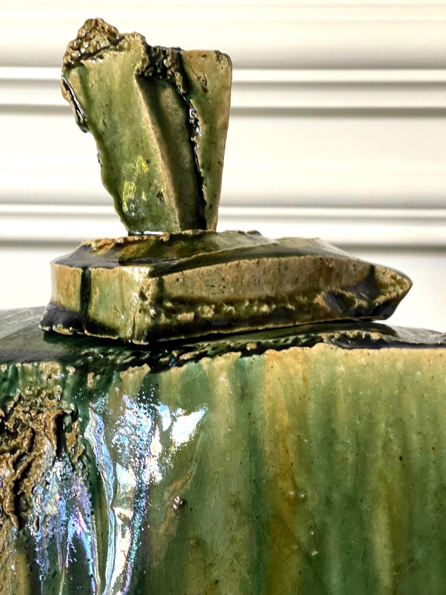 Grande vaso scultoreo in ceramica giapponese Oribe di Shigemasa Higashida in vendita 2